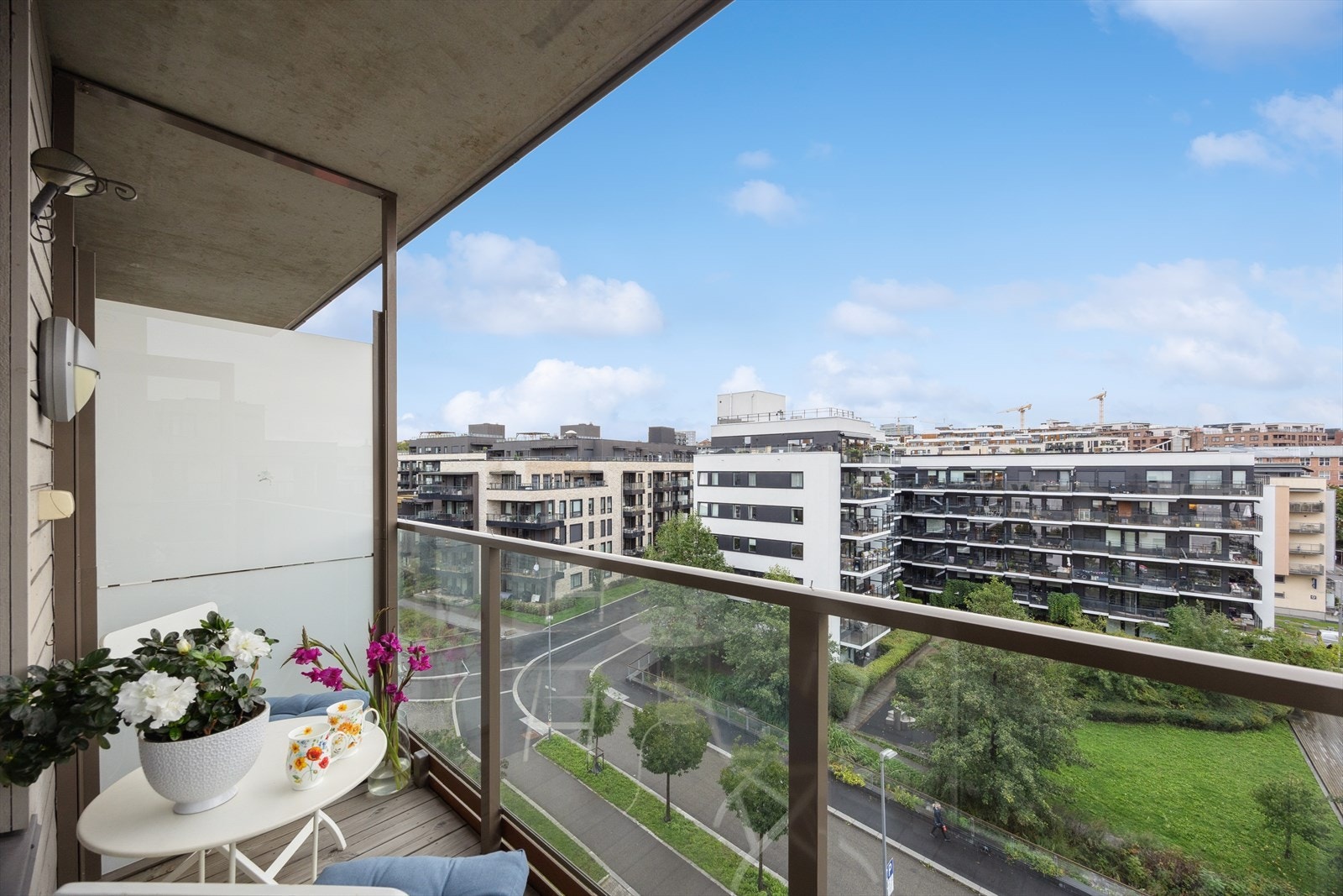 Fra balkongen er det utsikt til Hovinbekken og Stålverksparken med vannspeil der du kan se fisk vake. Galleribilde