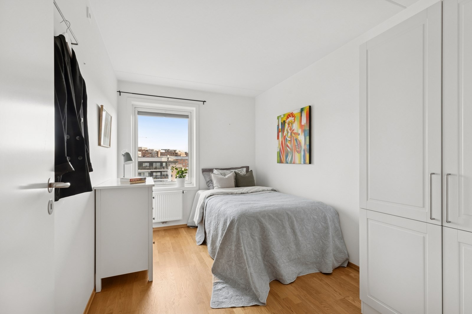 Det andre soverommet egner seg godt som et barnerom, gjesterom eller kontor. Det er installert innvendig solskjerming fra 2025. Galleribilde