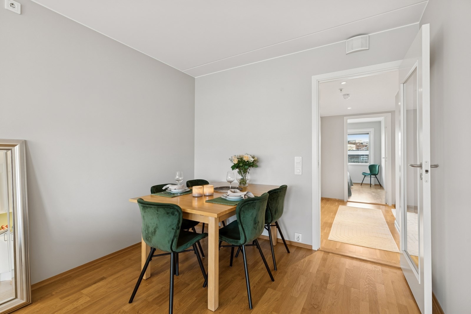 Det er avsatt plass ved siden av kjøkkenet til en hyggelig spisegruppe. Galleribilde