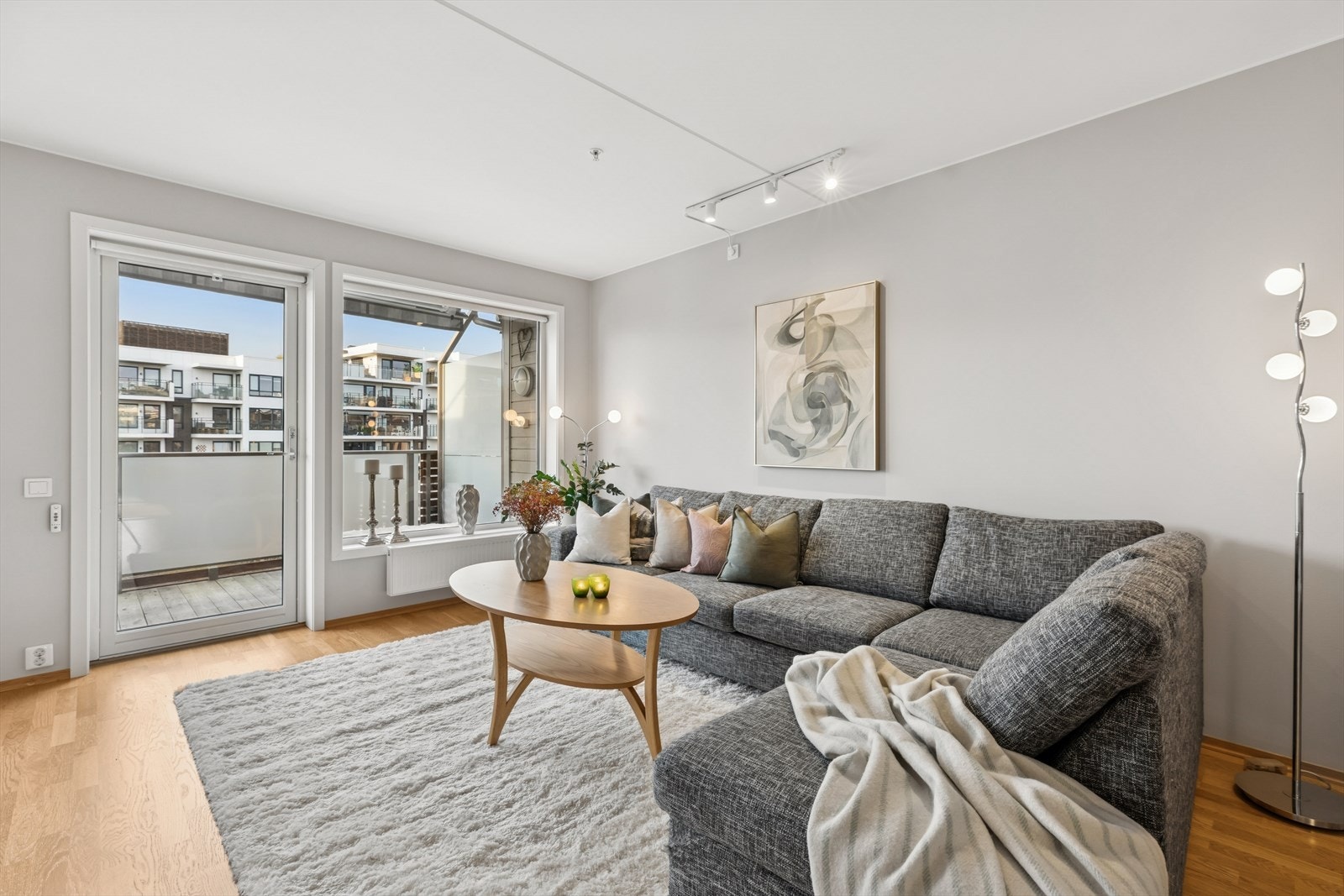 Fra stuen er det utgang til balkong der det er montert elektrisk markise og zip screens fra Fasadeprodukter. Galleribilde