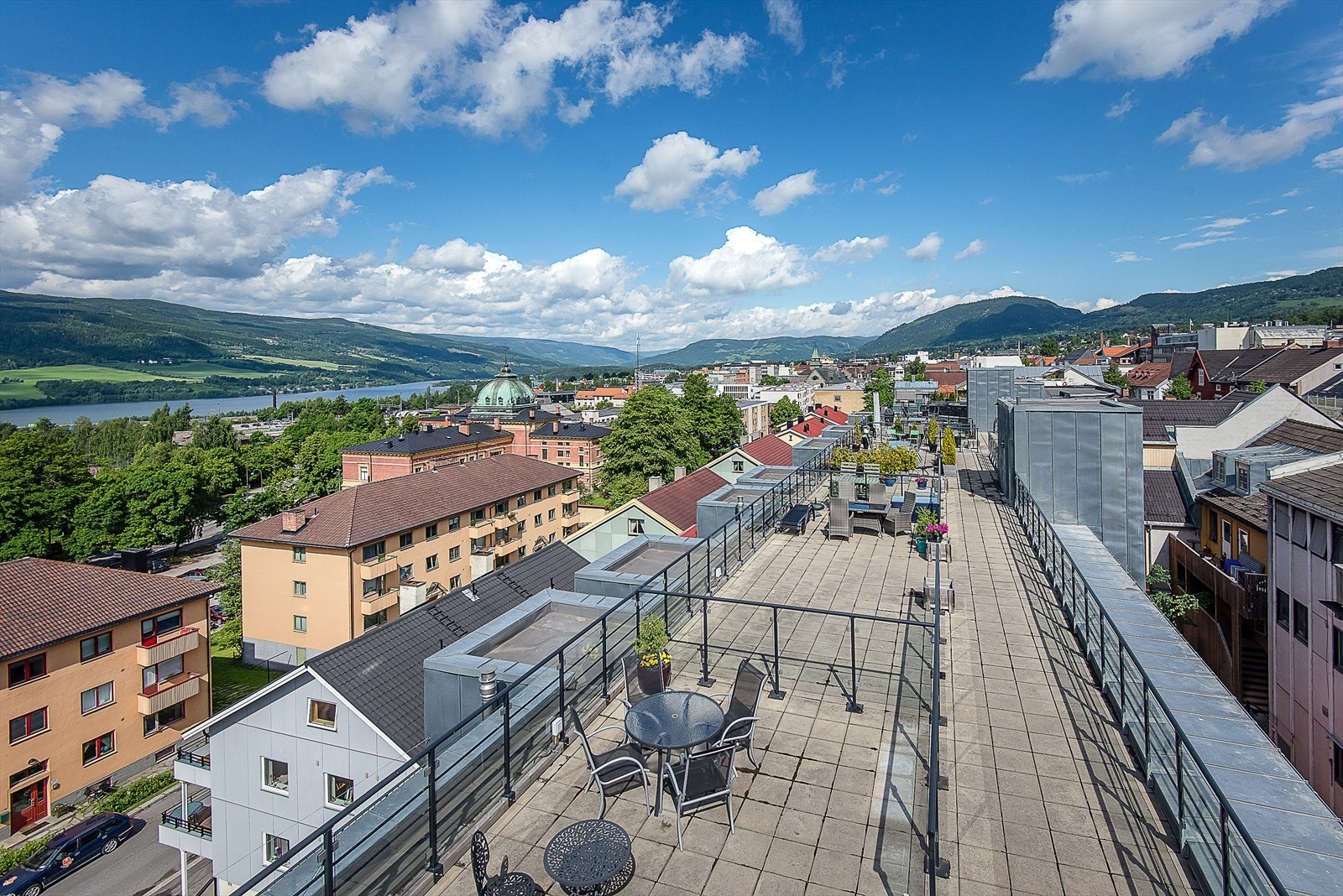 Fra takterrassen er det flott utsikt over byen og omkringliggende landskap. Galleribilde