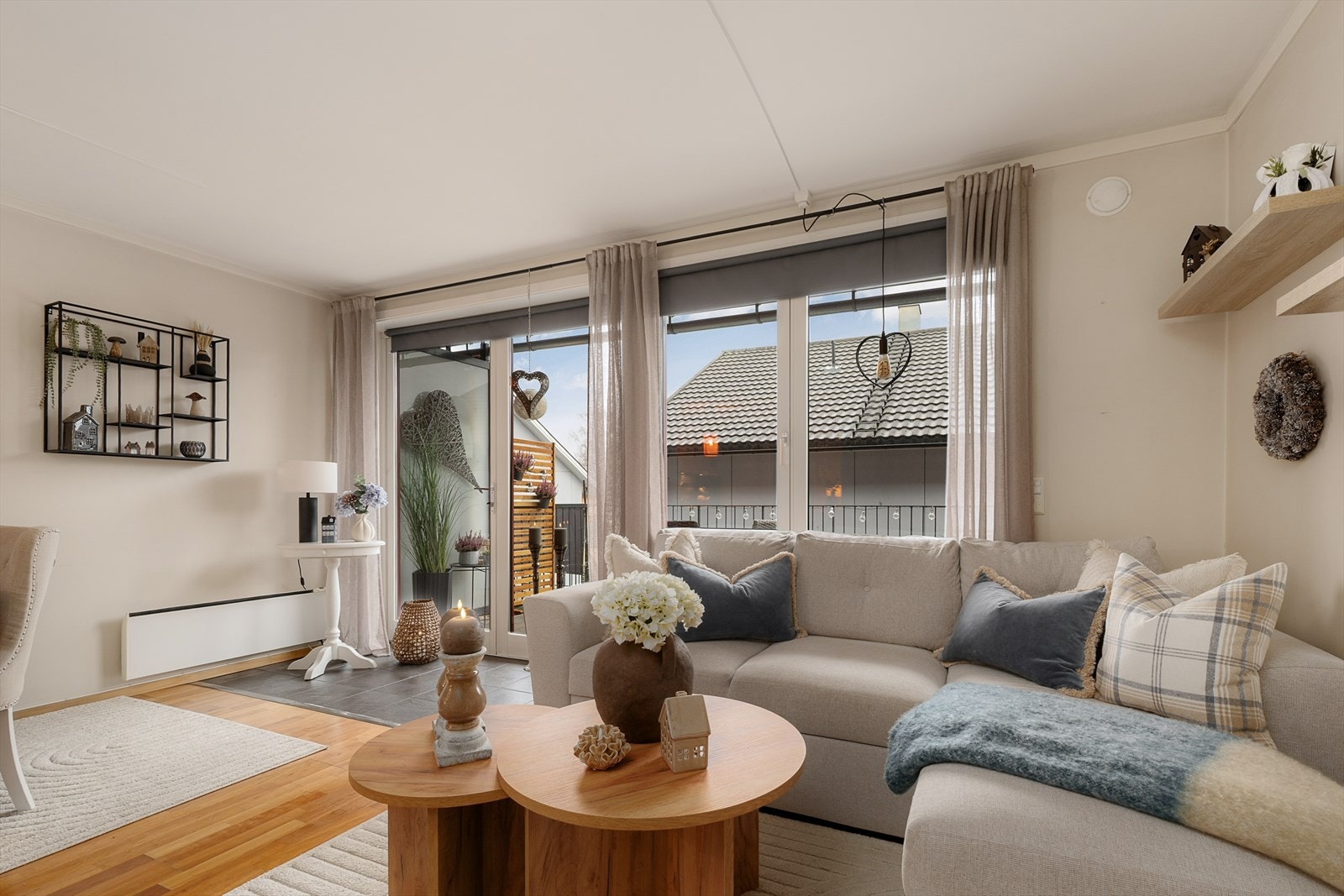 Den doble verandadøren binder ute- og inneområdet sammen på en fin måte. Galleribilde