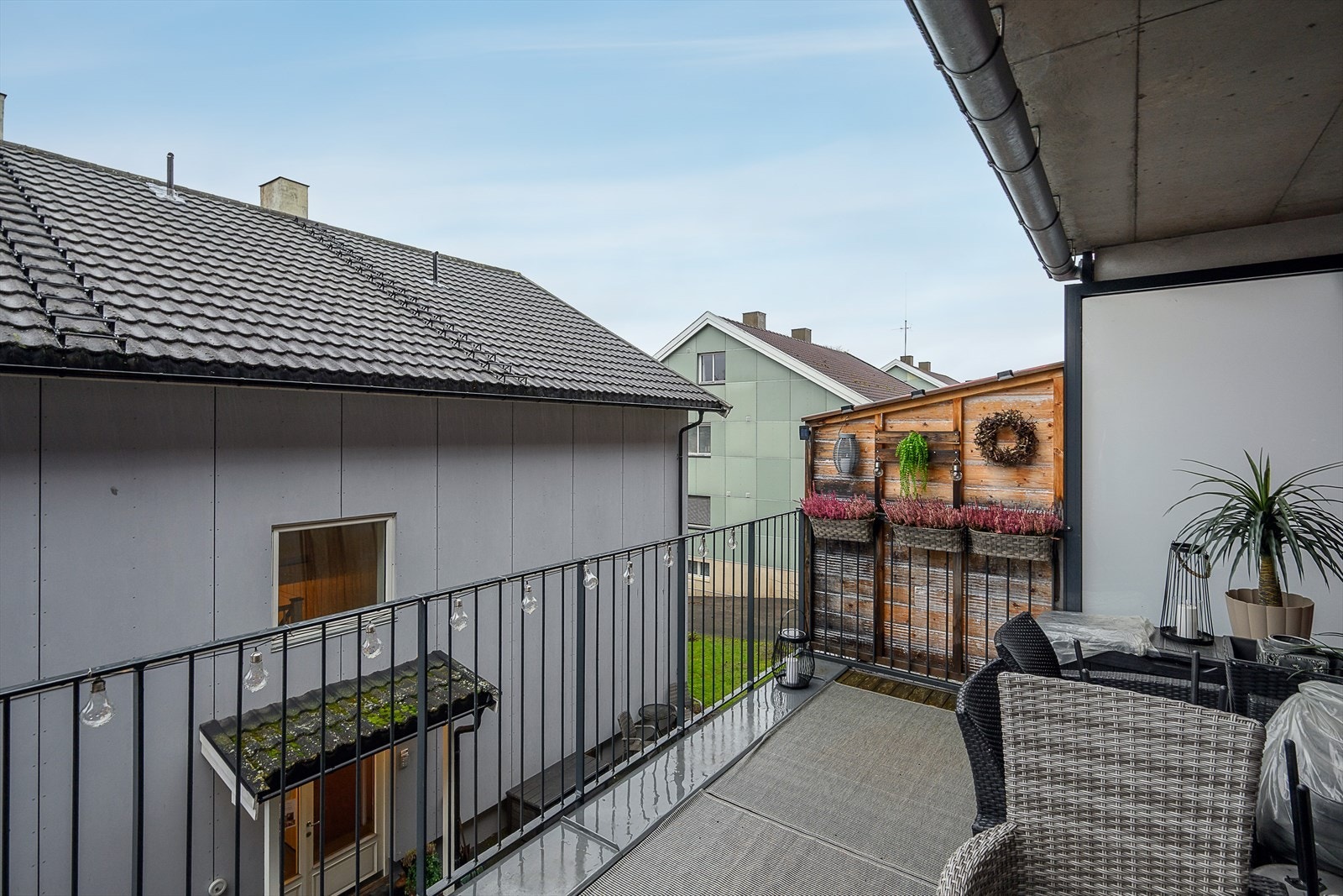 Verandaen har god plass til en sittegruppe og utemøblement. Galleribilde