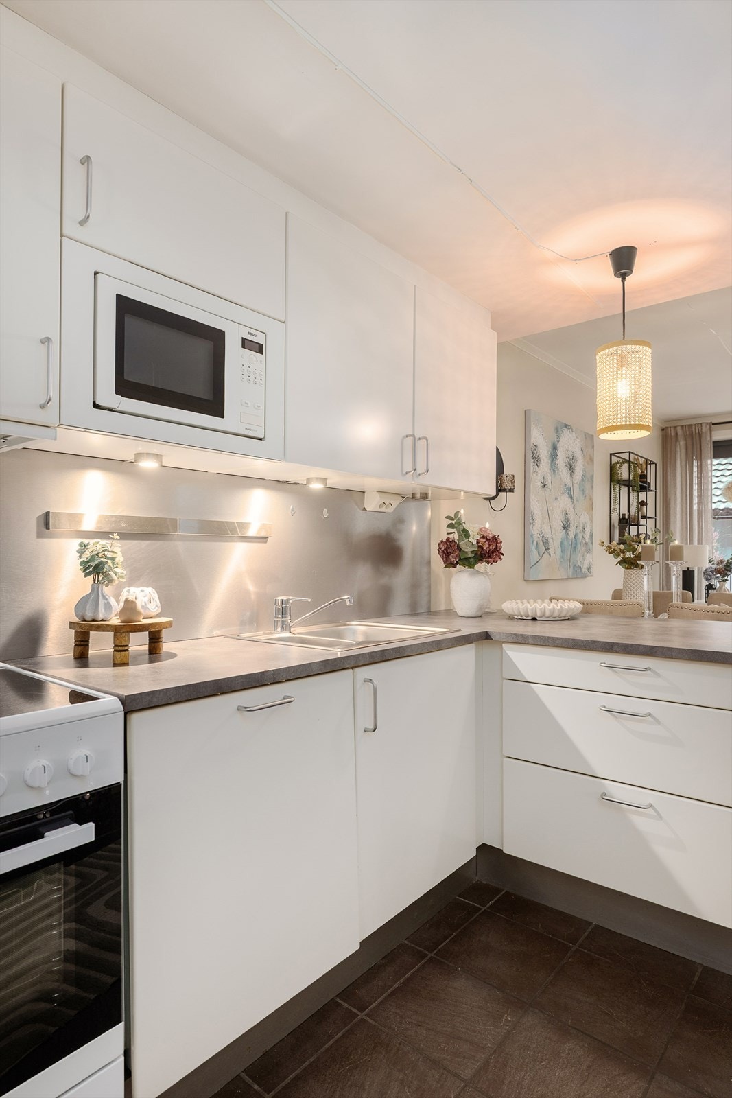 Innredningen har integrert oppvaskmaskin og downlights i himling for god arbeidsbelysning. Galleribilde