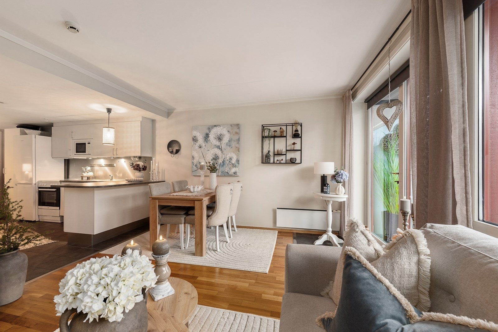 Den åpne løsningen gir en god romfølelse og oversikt. Galleribilde