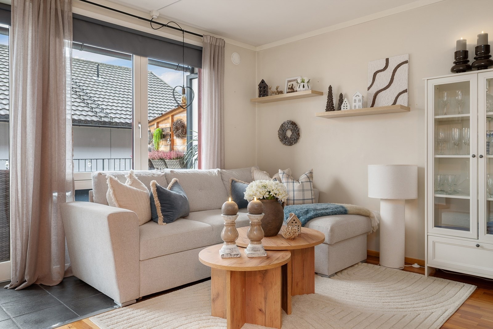 Store vindusflater gir rikelig med naturlig lys inn i oppholdsrommet. Galleribilde