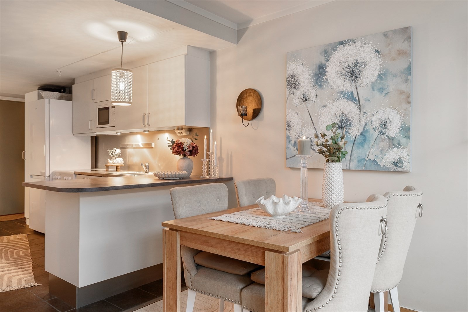 Kjøkkenet har en praktisk barløsning som skiller sonene og gir ekstra benkeplass. Galleribilde