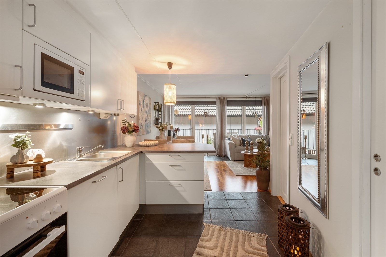 Fra kjøkkenet har man god kontakt med gjester i stuen. Galleribilde