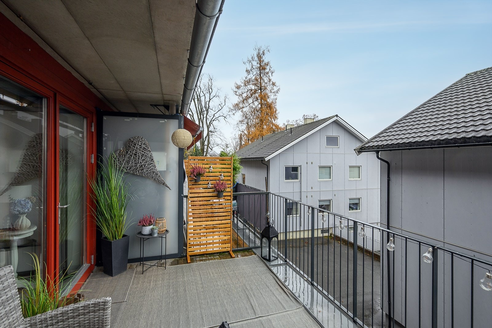 Fra stuen er det utgang til en romslig veranda på 14 m². Galleribilde