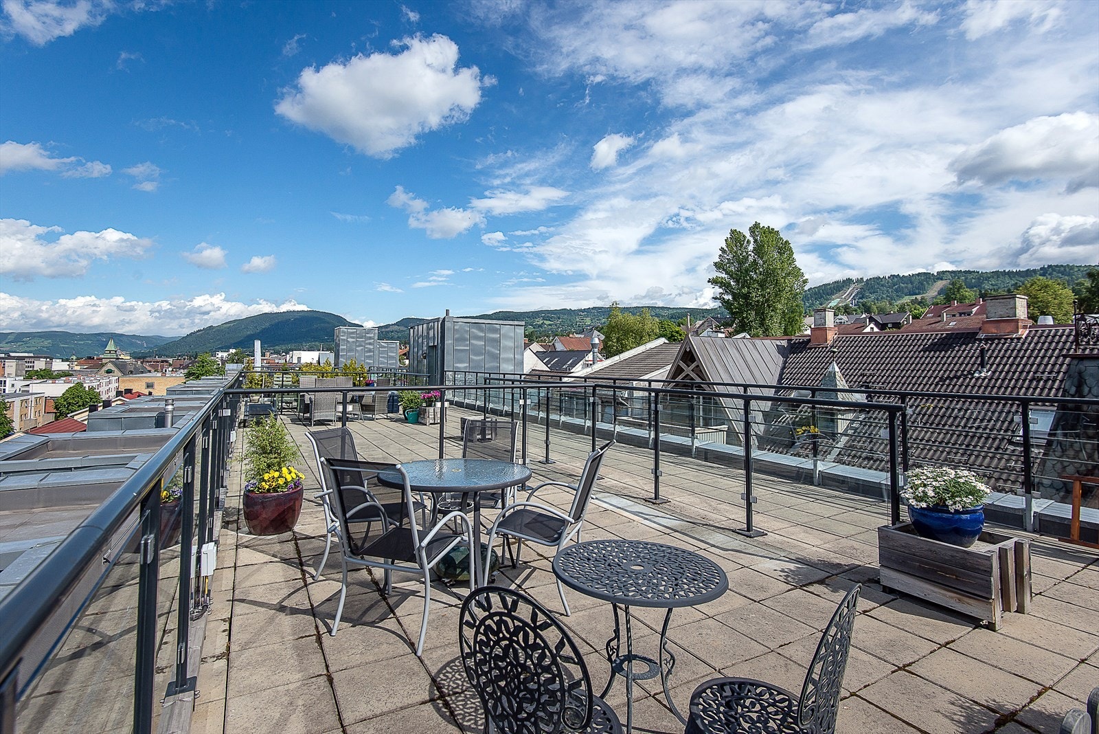 Bygget har en felles takterrasse med gode solforhold og plass til flere sittegrupper. Galleribilde