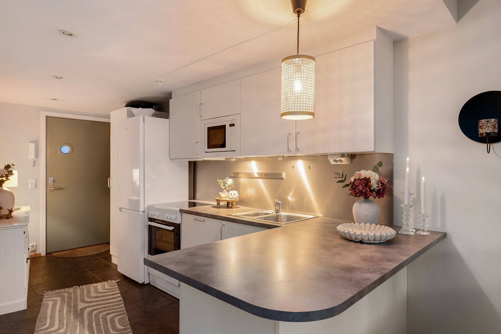 Halvøya fungerer utmerket som en frokostbar eller ekstra serveringsflate. Galleribilde