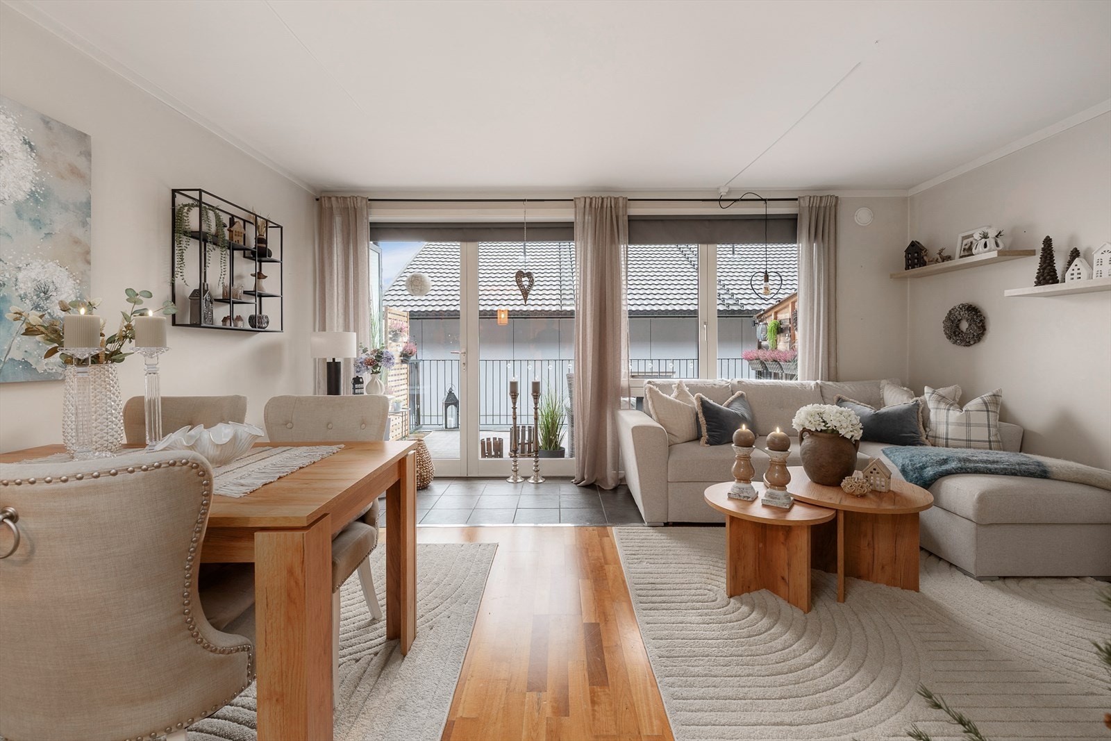 Leiligheten har en åpen og sosial planløsning mellom stue og kjøkken. Galleribilde