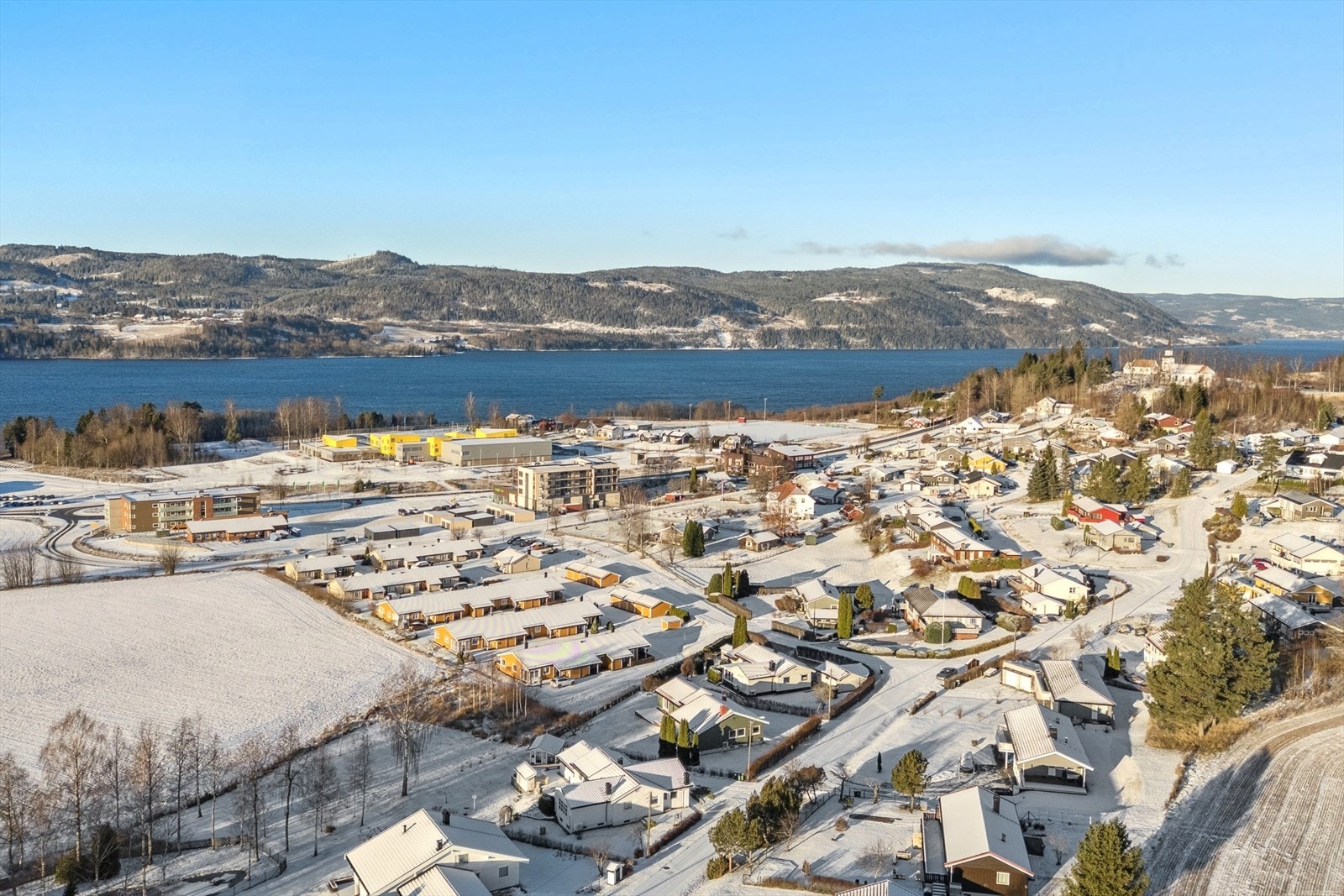 Minnesund fremstår som en perle ved sørenden av Mjøsa, med idylliske badeplasser og naturskjønne omgivelser. Galleribilde