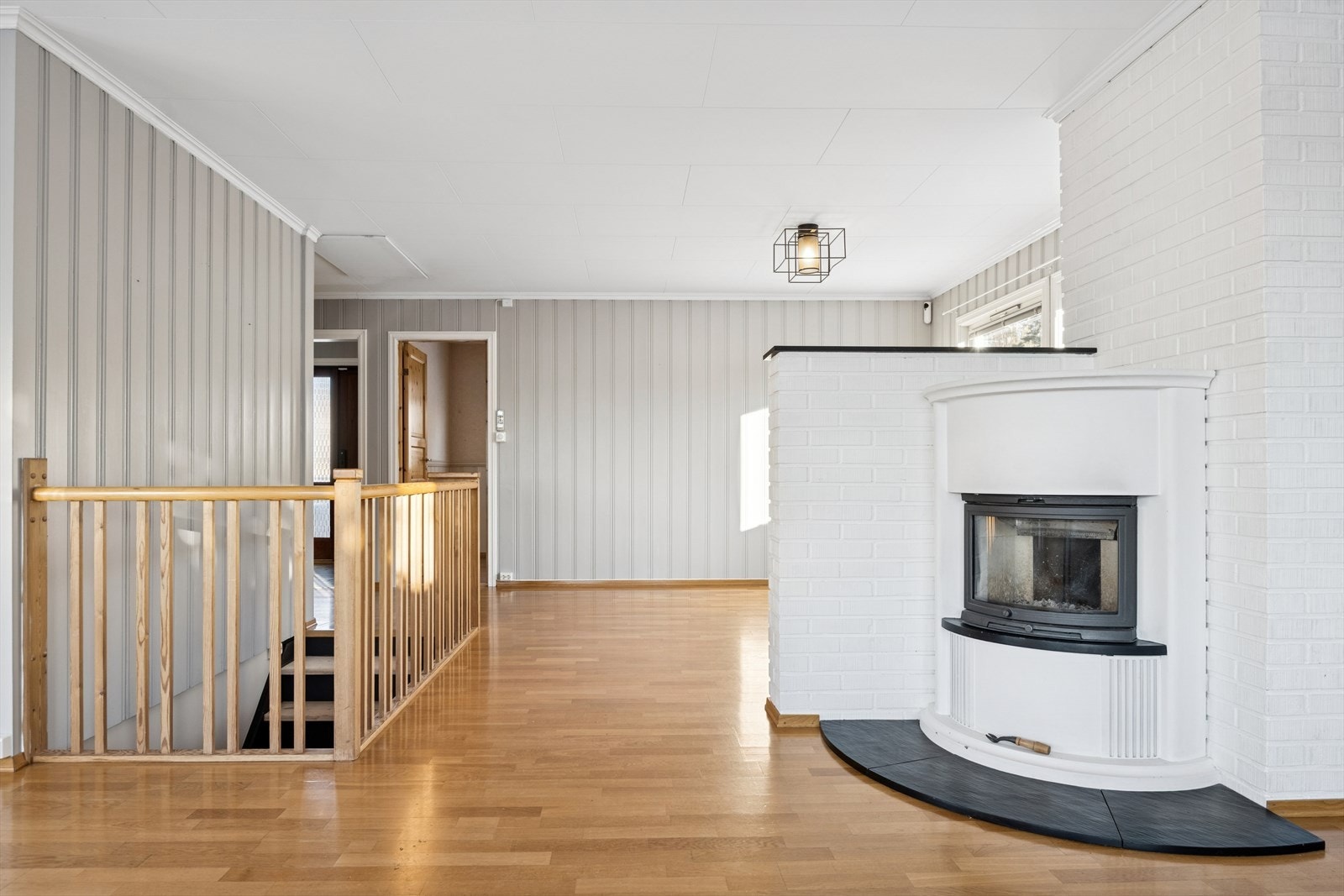 Fra stuen leder en tretrapp ned til boligens underetasje. Galleribilde