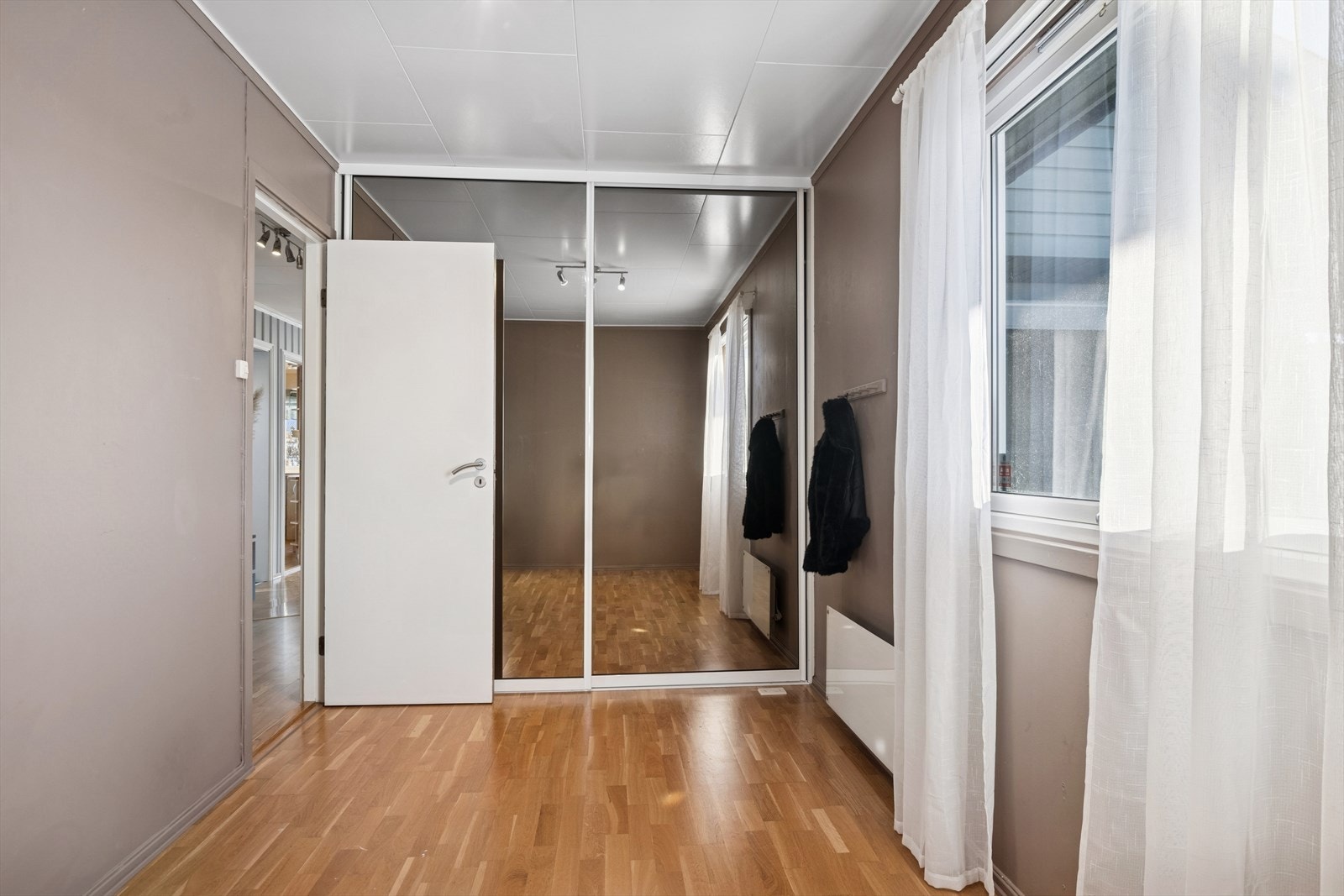 Det andre soverommet i etasjen har en praktisk skyvedørsgarderobe med speilfronter. Galleribilde
