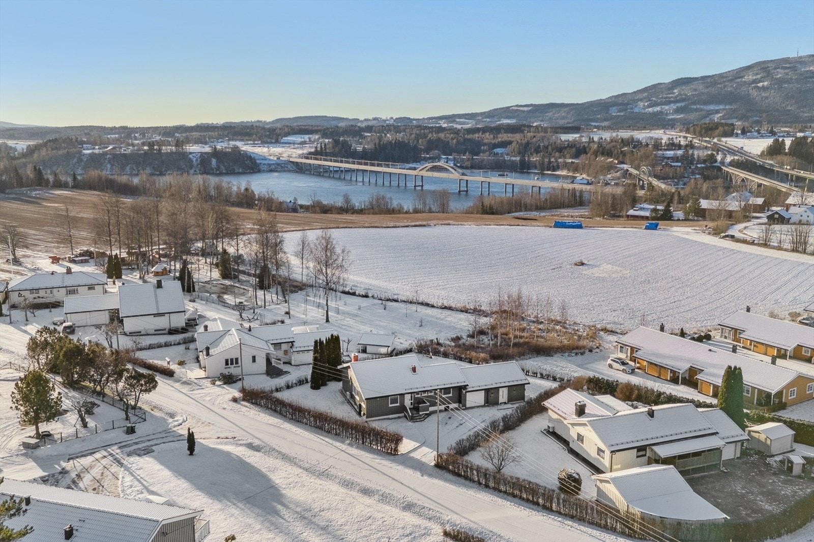 Fra boligen er det kort gangavstand til både KIWI dagligvare og Langset skole. Galleribilde