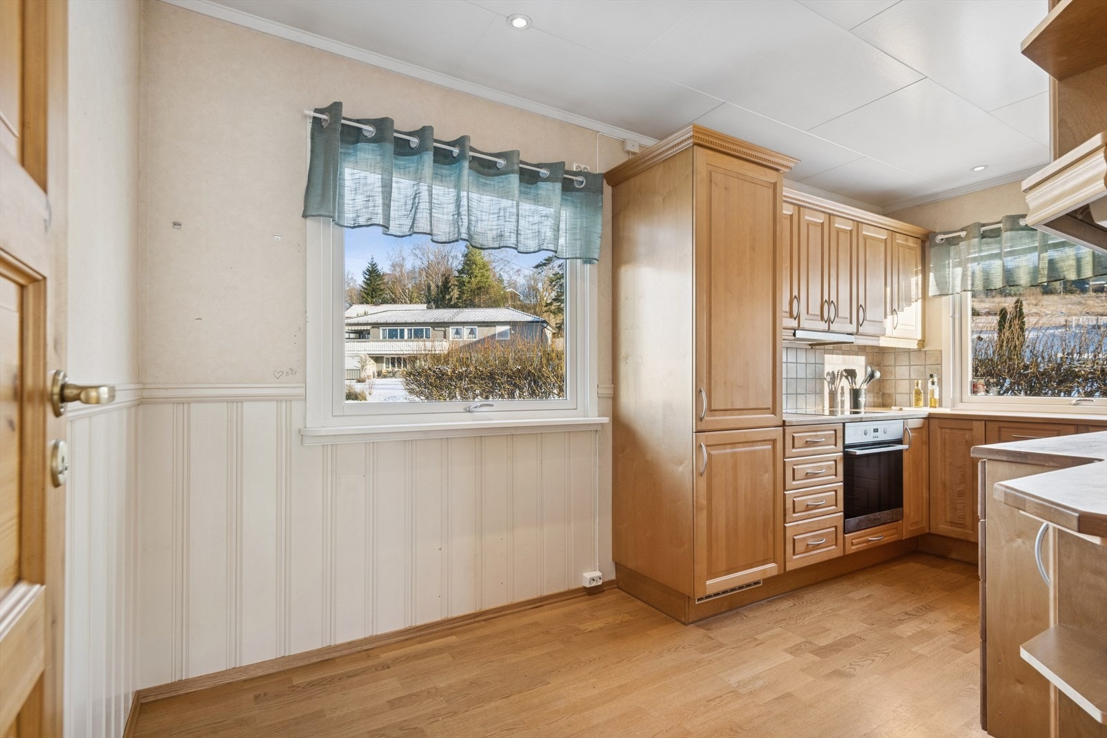 Praktisk kjøkken i hoveddel. God plass til spisebord, i tillegg til god skap- og benkeplass. Galleribilde