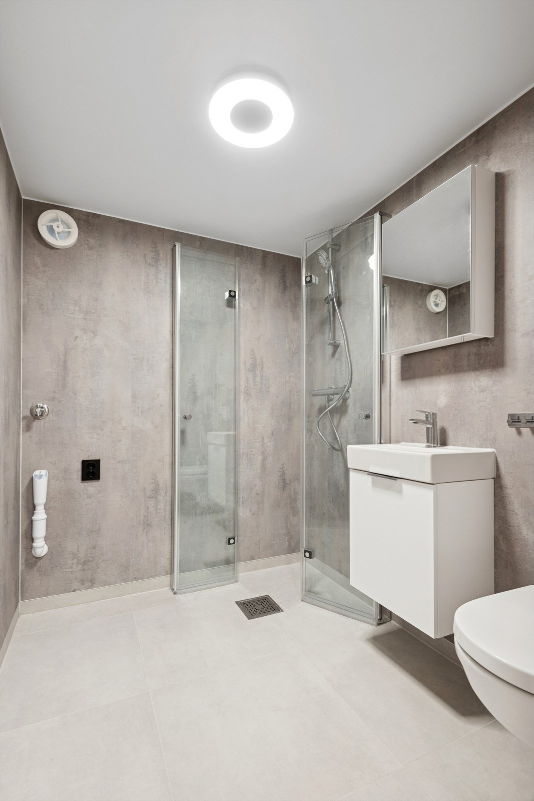 Det andre badet i kjelleren er også fra 2025, med våtromsplater og opplegg for vaskemaskin. Galleribilde