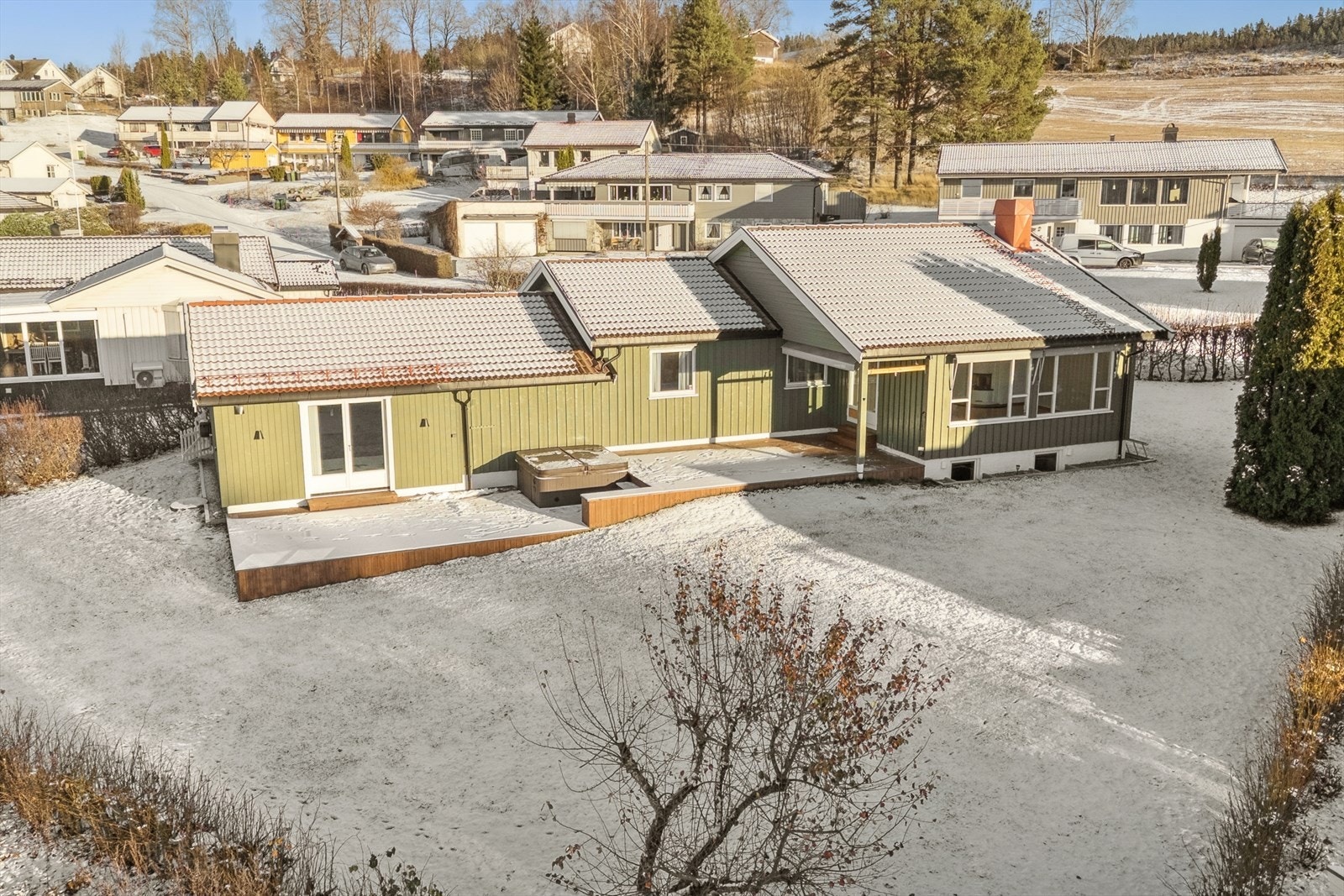 Eiendommen har en stor, usjenert hage og en terrasse på 61 m². Foto: EFKT (Jonas Hasselgren) Galleribilde