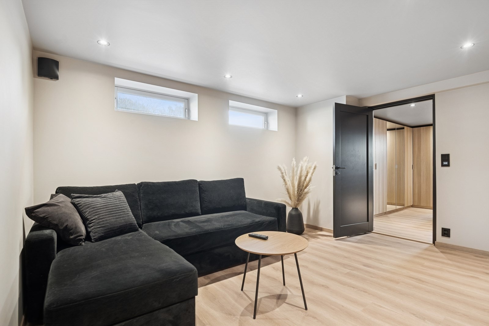 Hele kjelleretasjen har elektriske varmekabler i gulvet for jevn og behagelig varme. Galleribilde