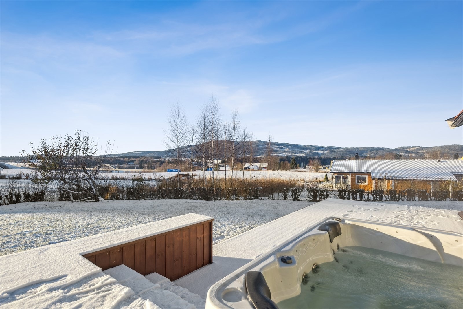 Fra terrassen og hagen har man utsikt over nærområdet og landskapet rundt. Galleribilde