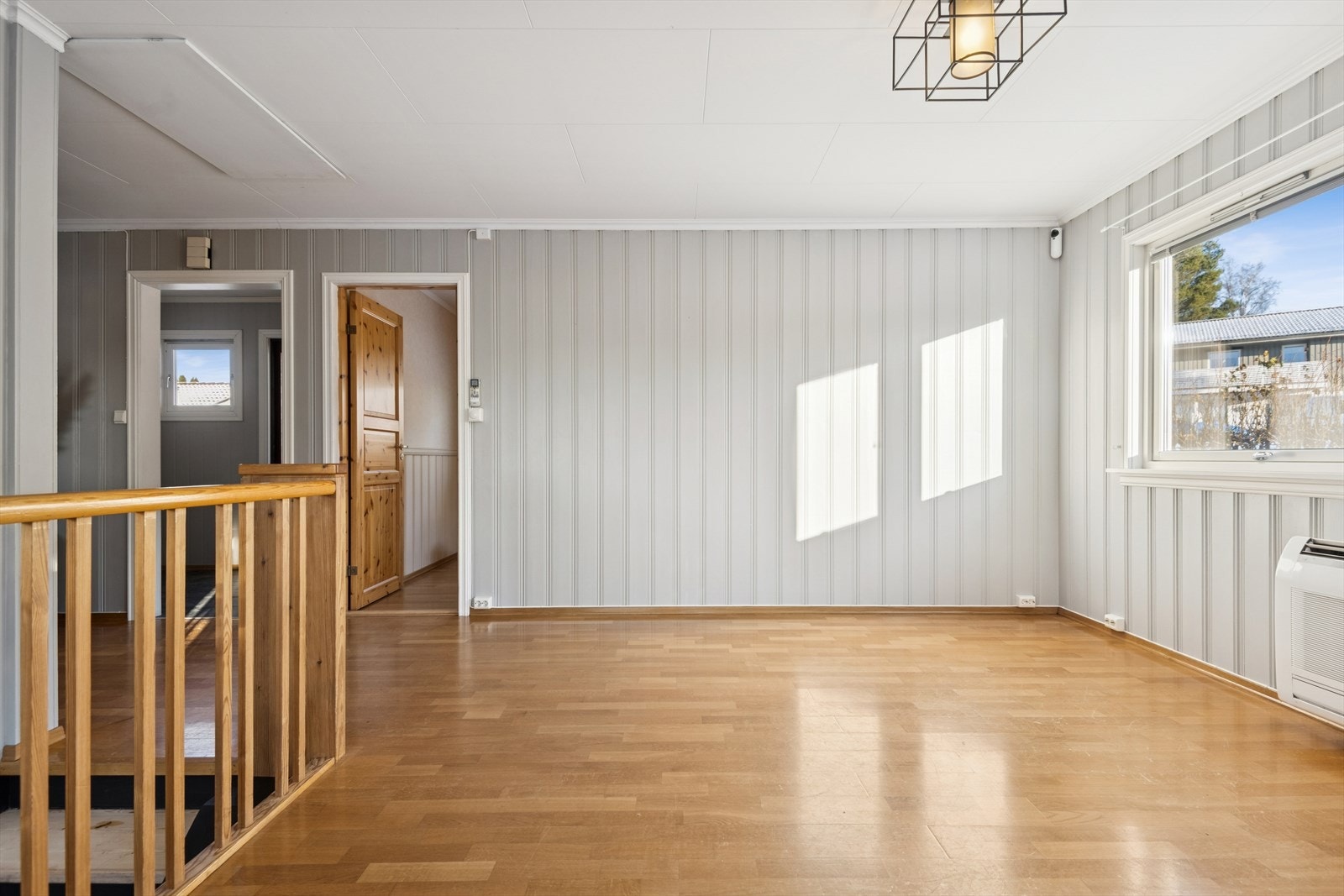 Rommet har panel på veggene og parkett på gulvet, som gir et klassisk uttrykk. Galleribilde