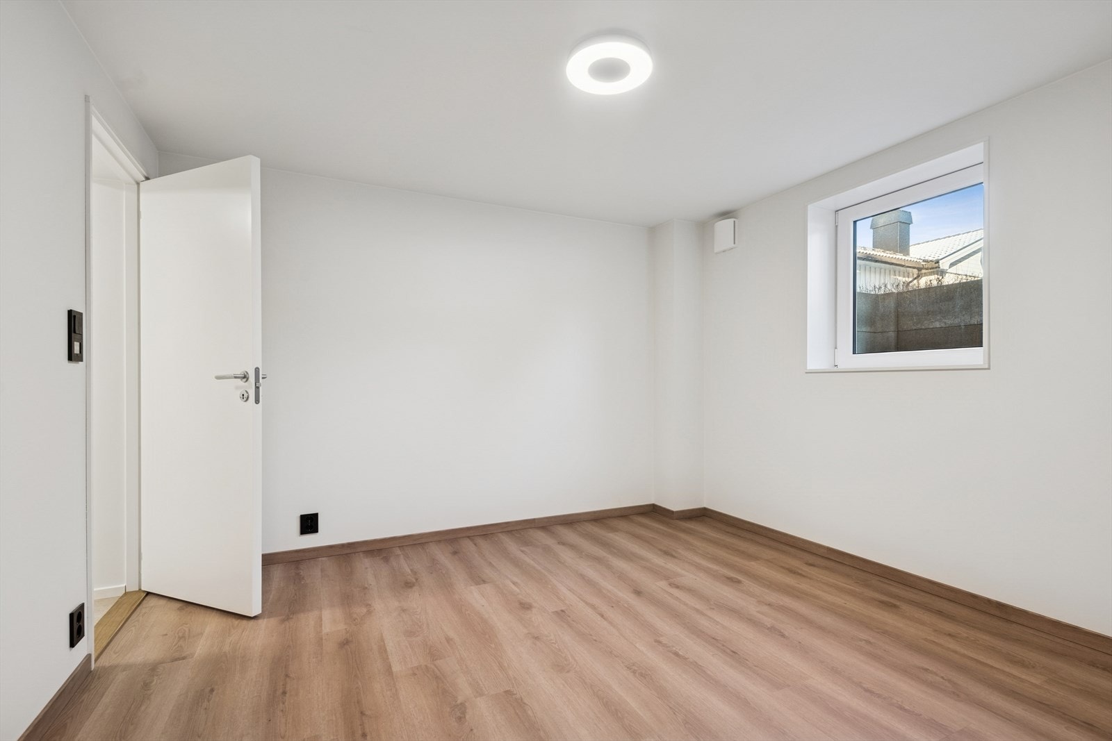 Det andre soverommet i etasjen er lyst og egner seg godt som barnerom eller kontor. Galleribilde