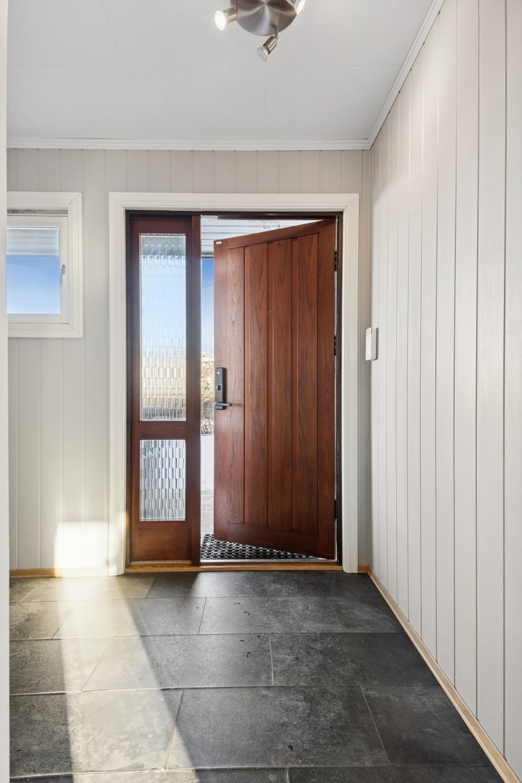 Inngangspartiet ønsker velkommen med en romslig entré og slitesterke gulvfliser. Galleribilde