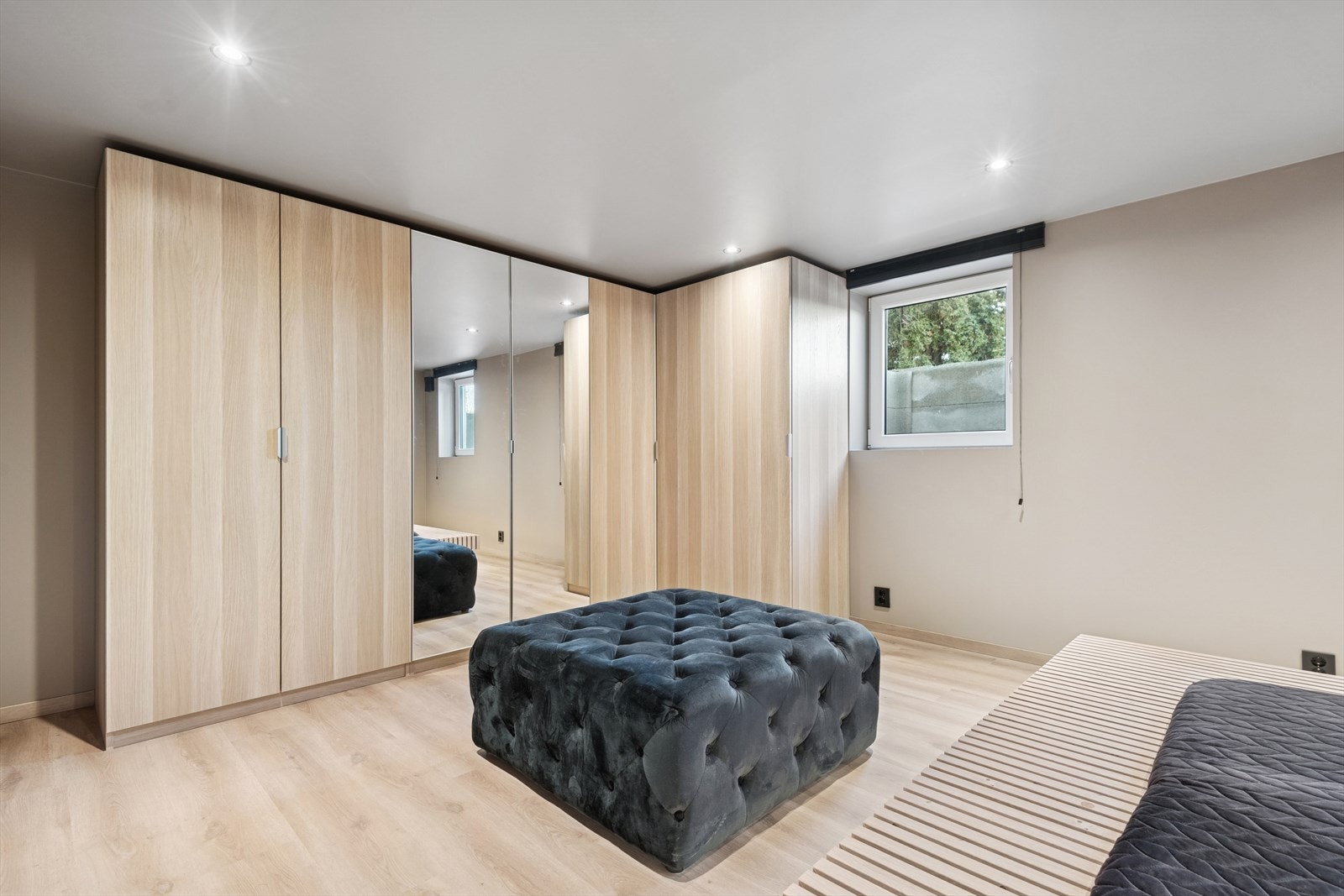 En stor garderobeløsning med speilfronter gir rikelig med oppbevaringsplass. Galleribilde