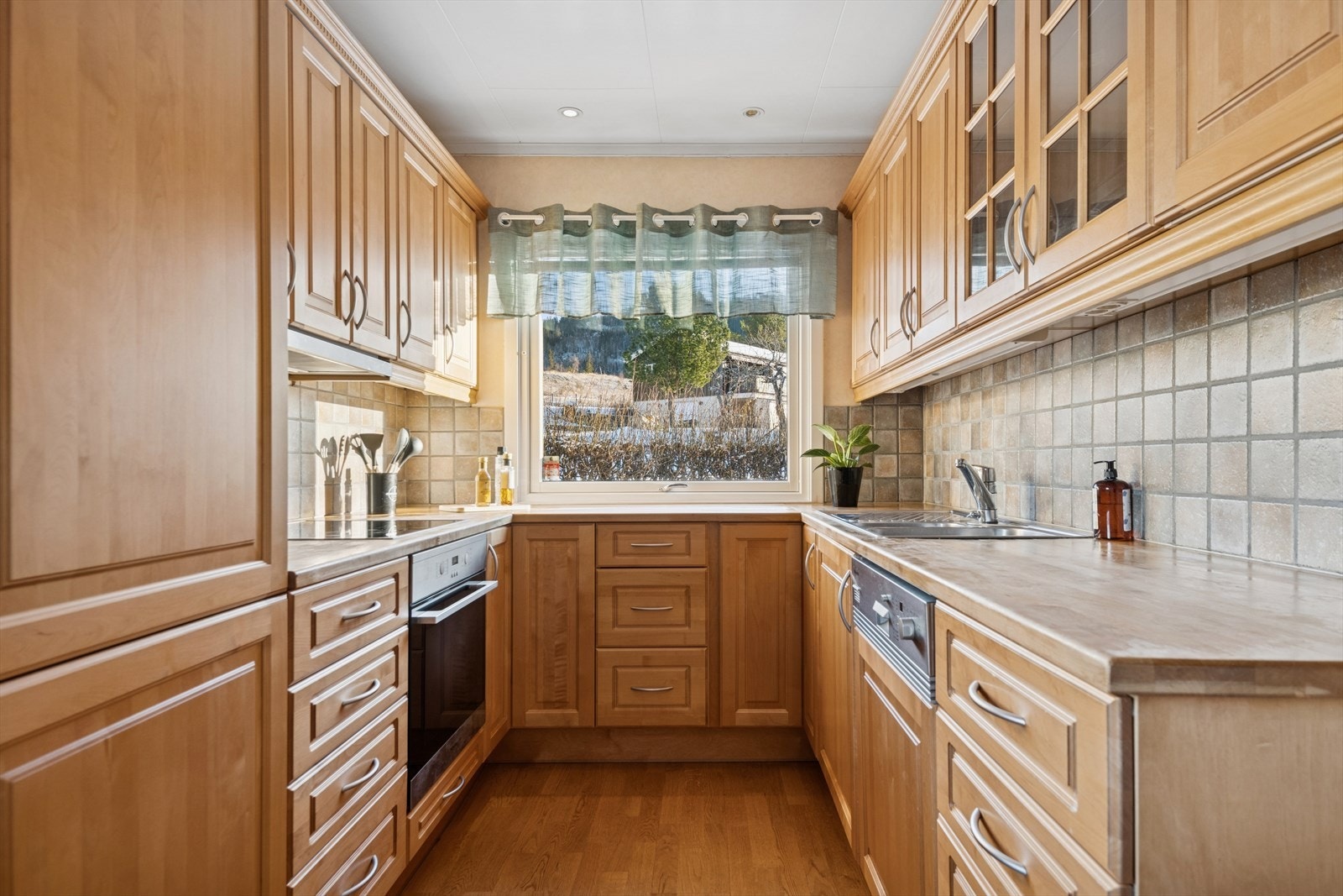 Praktisk kjøkken i hoveddel. God plass til spisebord, i tillegg til god skap- og benkeplass. Galleribilde