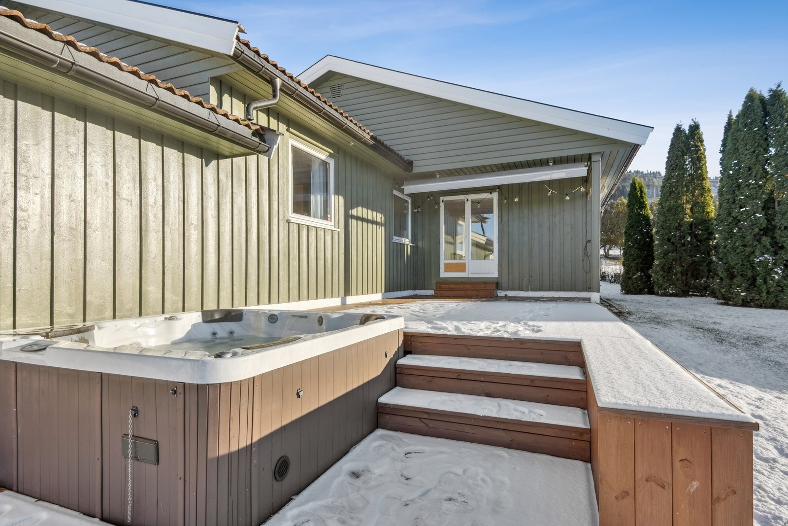 Den store terrassen har et nedsenket boblebad, som gir en følelse av velvære i hverdagen. Galleribilde