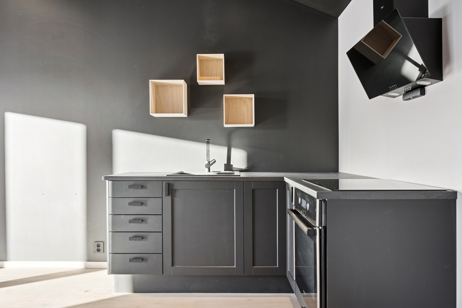 Innredningen har profilerte fronter og en benkeplate i laminat. Galleribilde