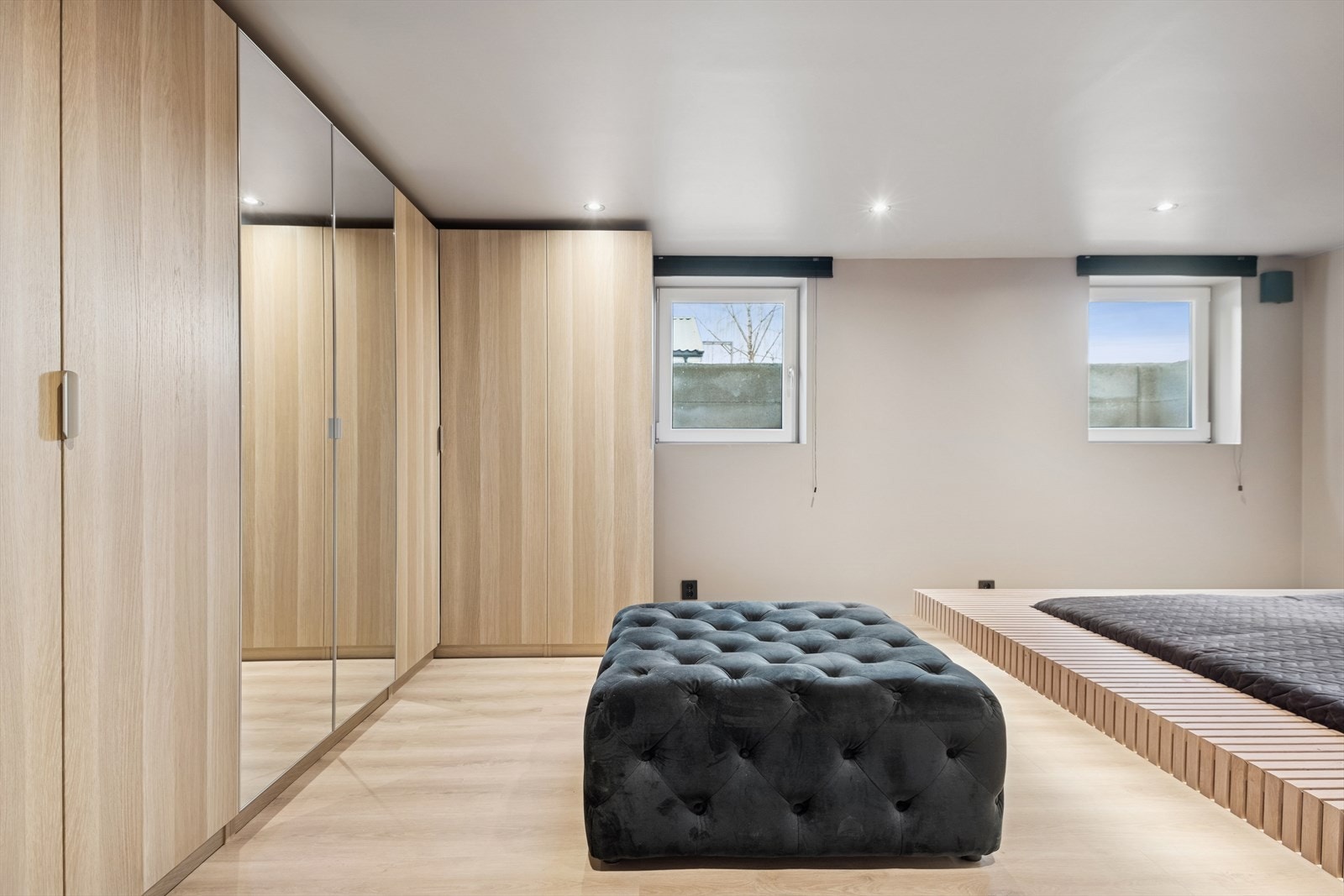 Rommet har laminatgulv og slette, malte overflater. Galleribilde