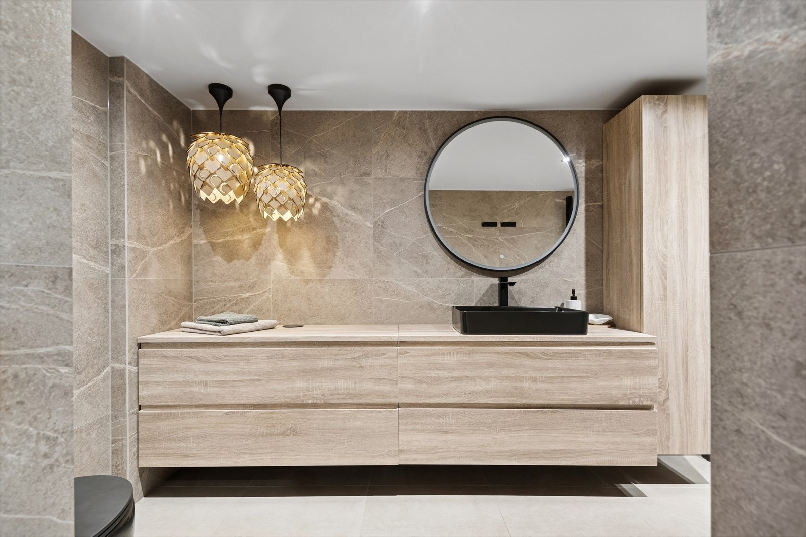 Baderomsinnredningen gir god oppbevaringsplass, med vegghengt toalett for enklere renhold. Galleribilde