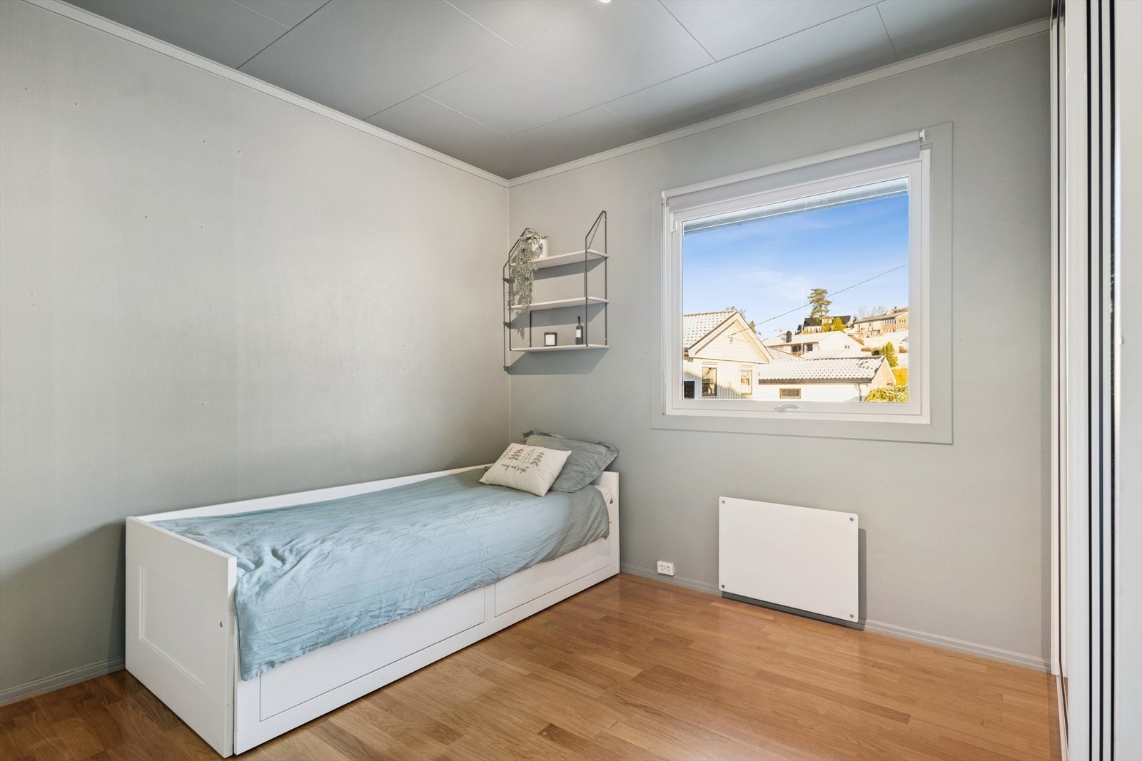 Første etasje inneholder to soverom. Dette har god plass til seng og møblement. Galleribilde