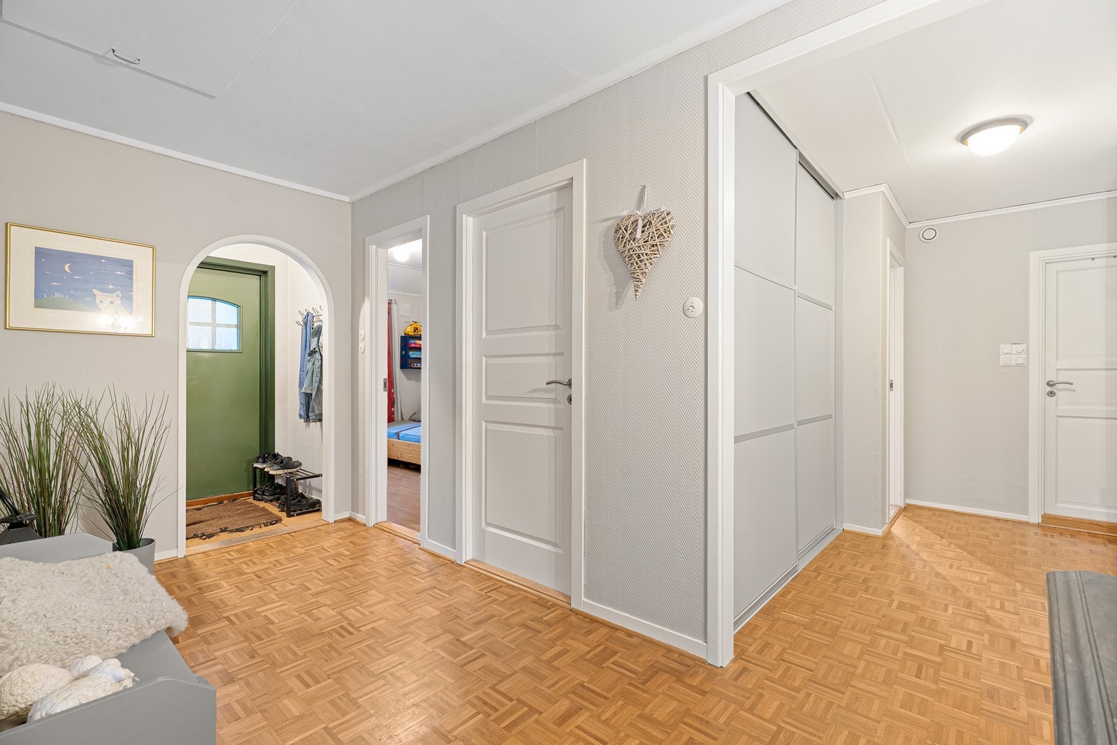 Gang med plass til sko-og yttertøy, inngang til soverom og trapp til kjeller. Galleribilde