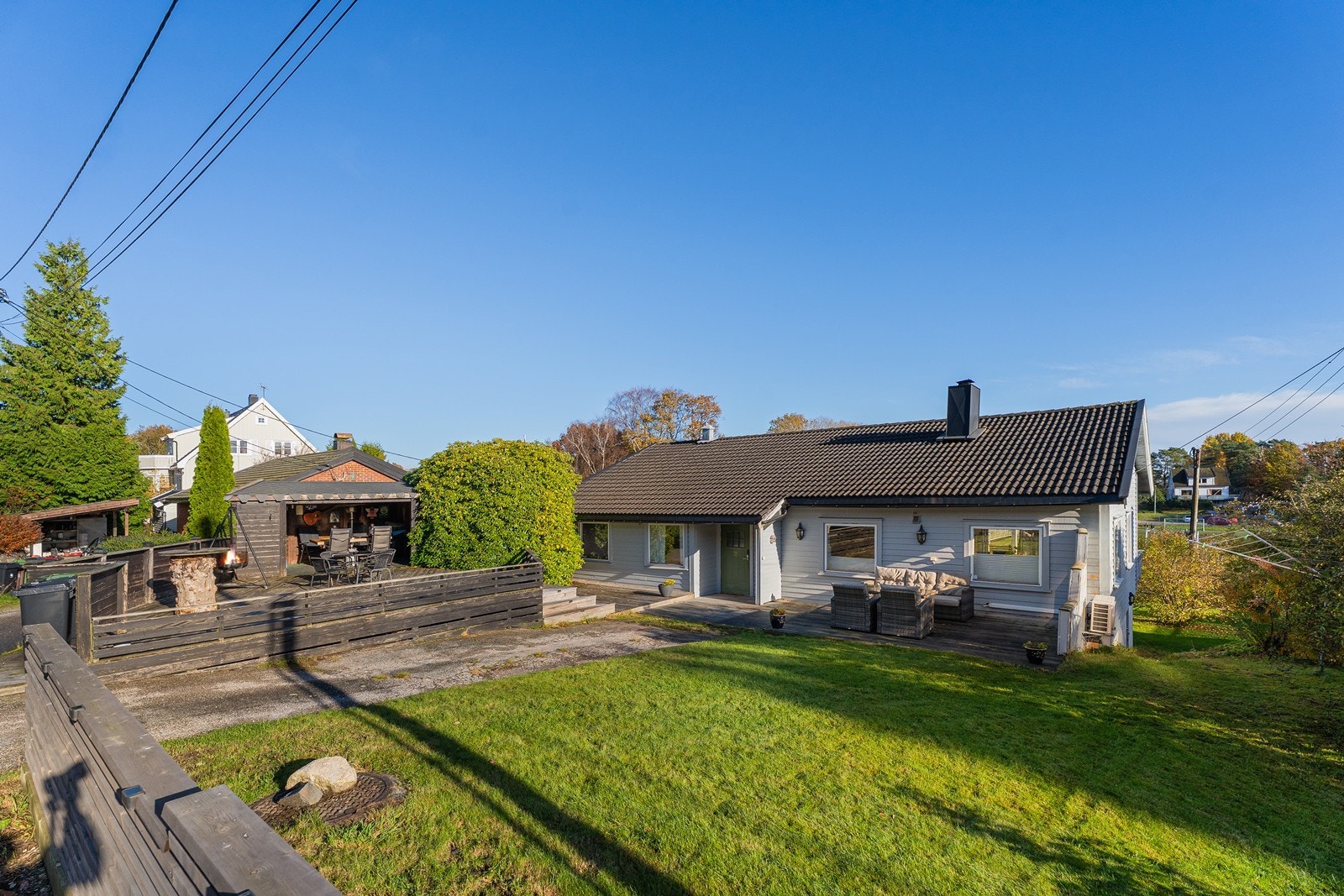 Romslig enebolig i en rolig blindvei. Galleribilde