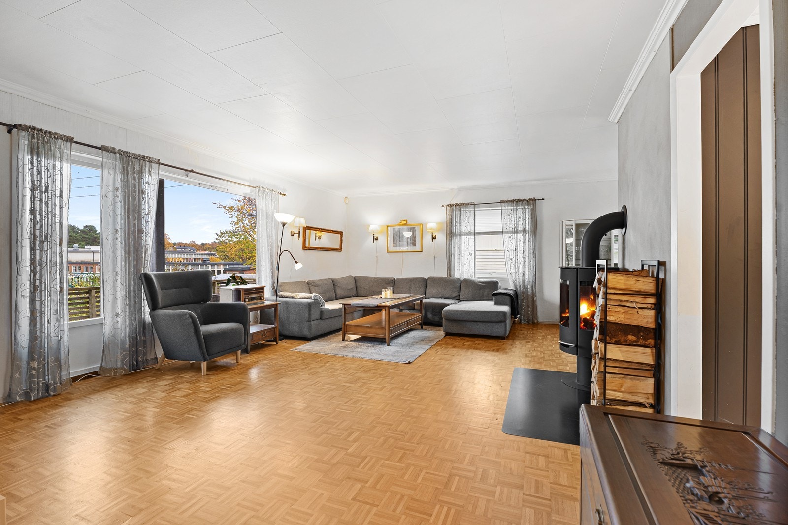 Store vindusflater og moderne peisovn. Galleribilde