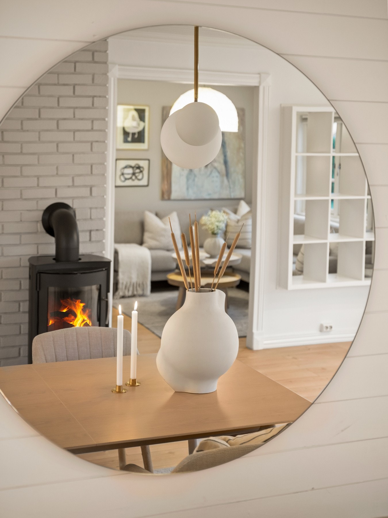 Spisestuen er lun og stemningsfull med peisovn, og sammen med varmepumpe gir dette et behagelig inneklima året rundt. Galleribilde