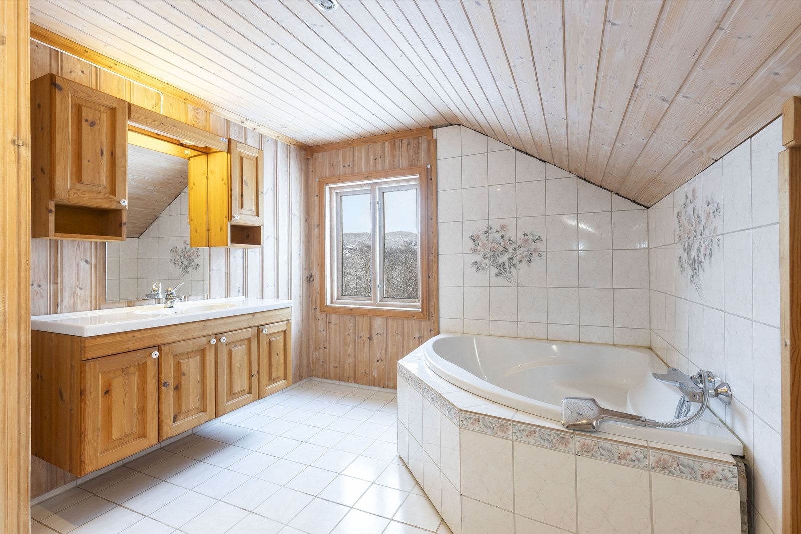 Bad. Det gjøres oppmerksom på at varmekabler er defekte. Galleribilde