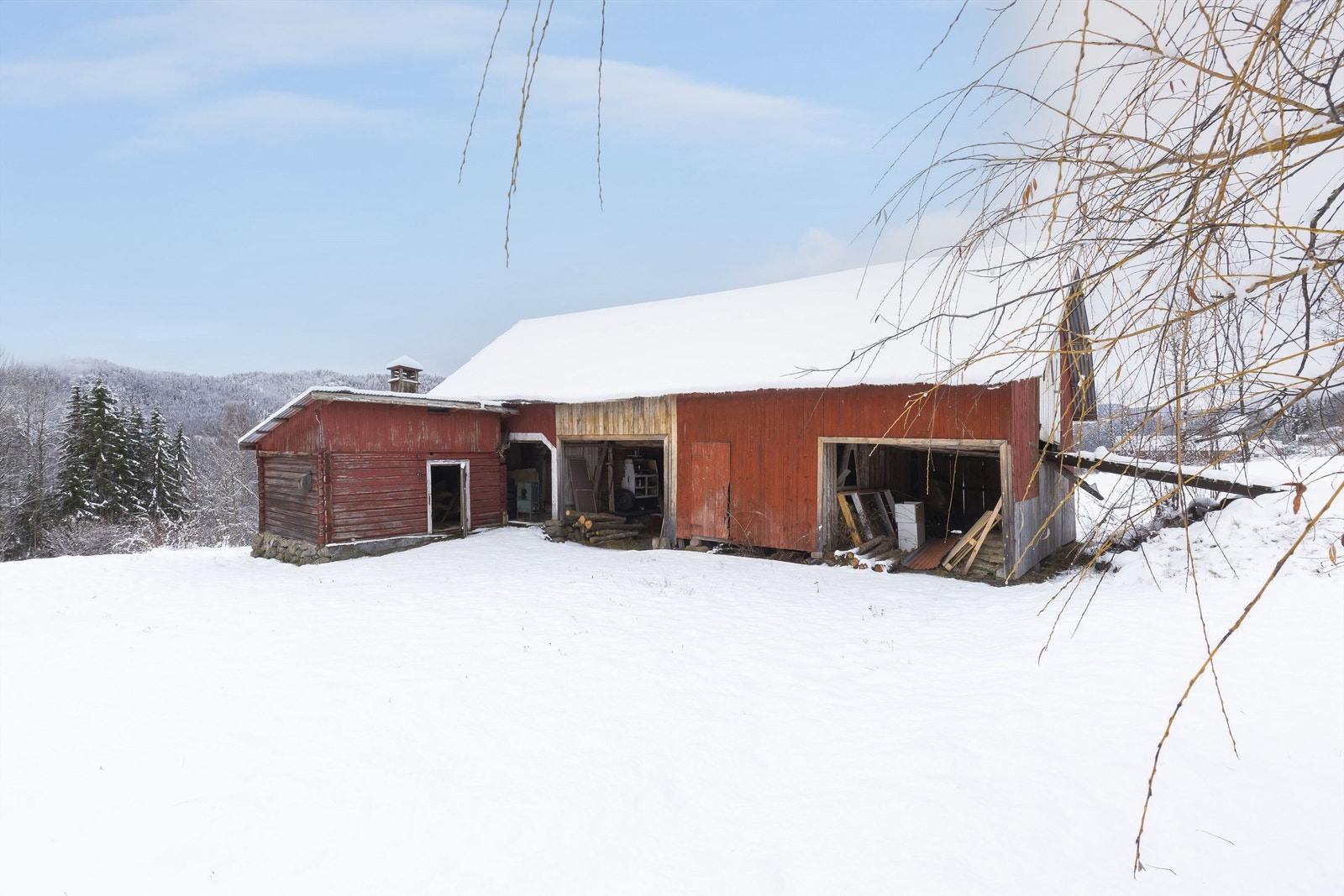 Låve/Uthus av eldre standard. Galleribilde