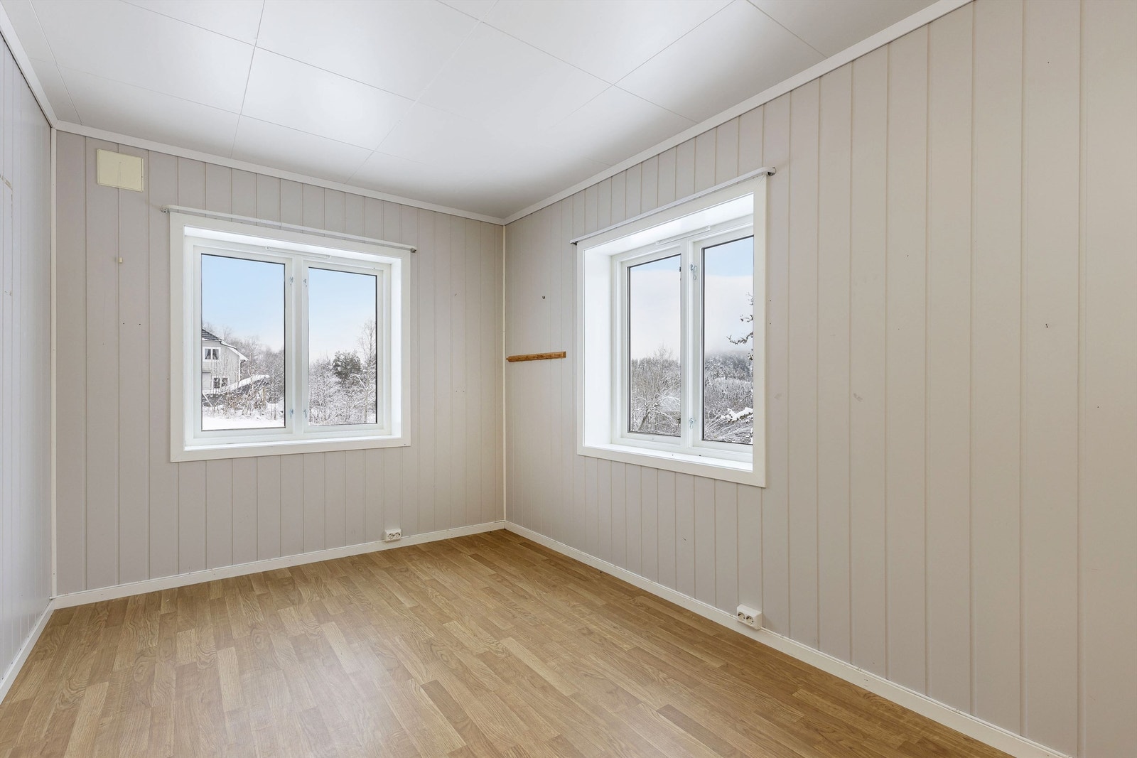 Soverom med nye vinduer. Galleribilde