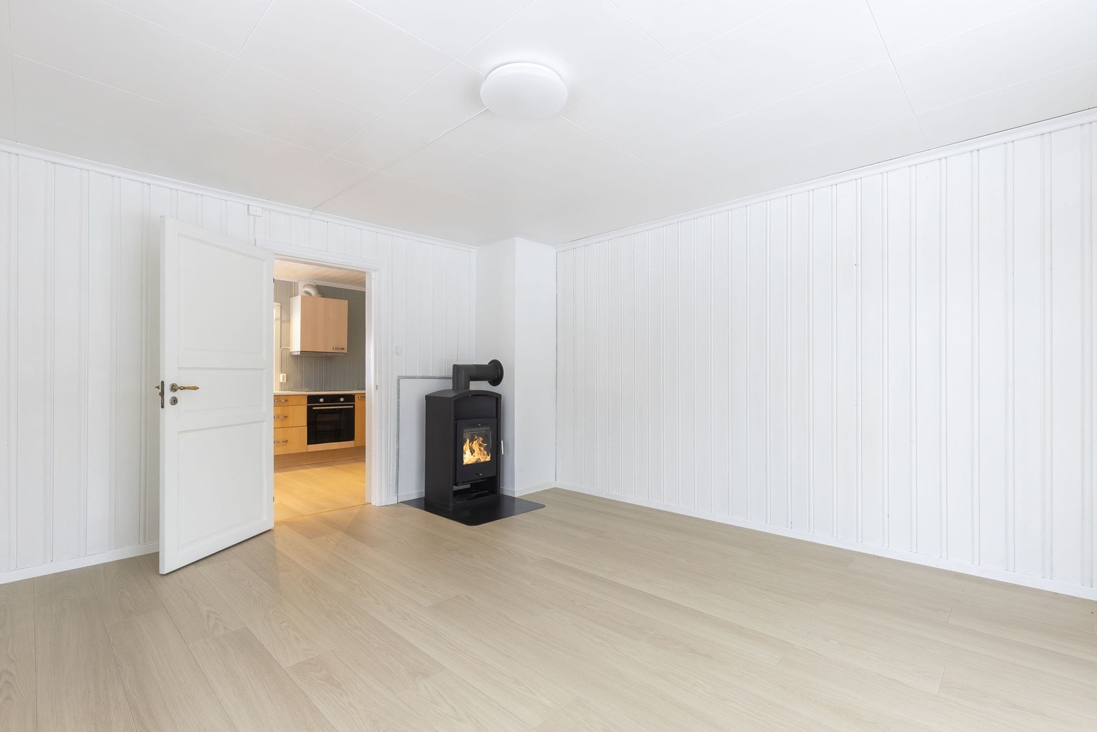 Stuen har blitt pusset opp med nye gulv og vegger. Galleribilde