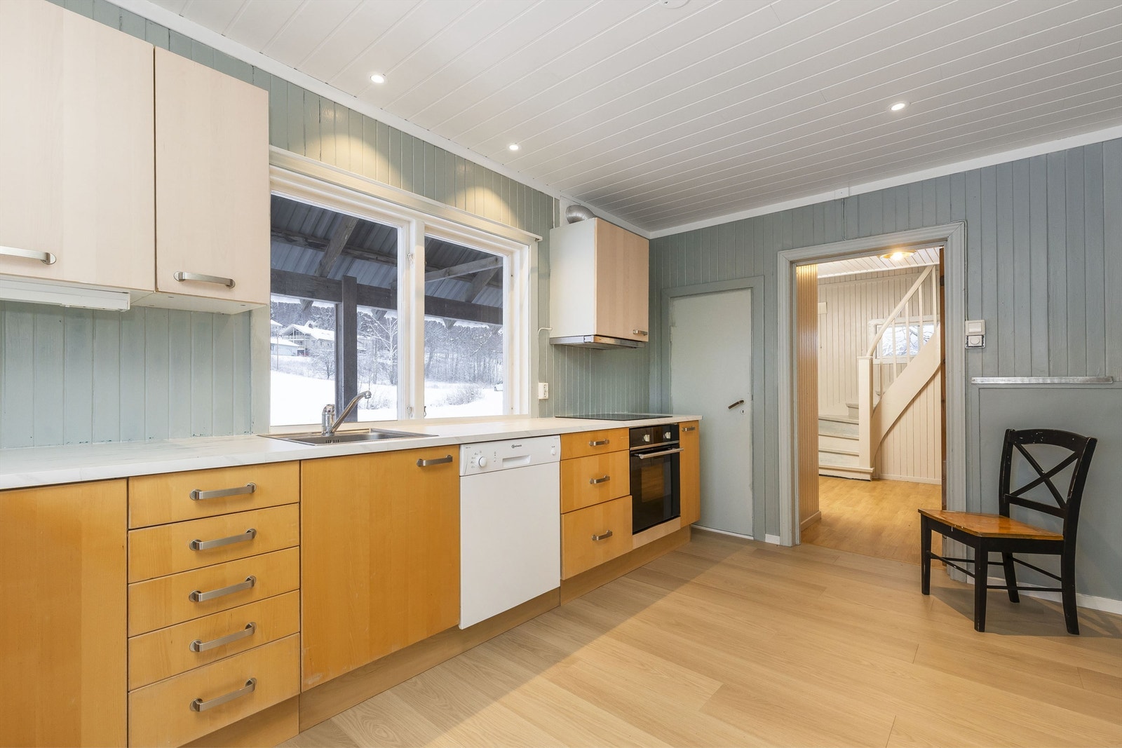 Nye spotter på kjøkken. Galleribilde