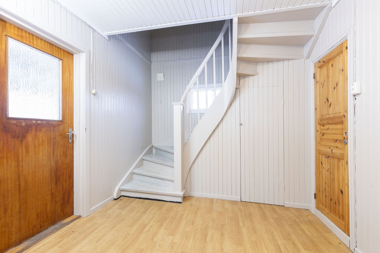 Entré/hall med trapp til 2.etg og bodrom under trapp. Galleribilde