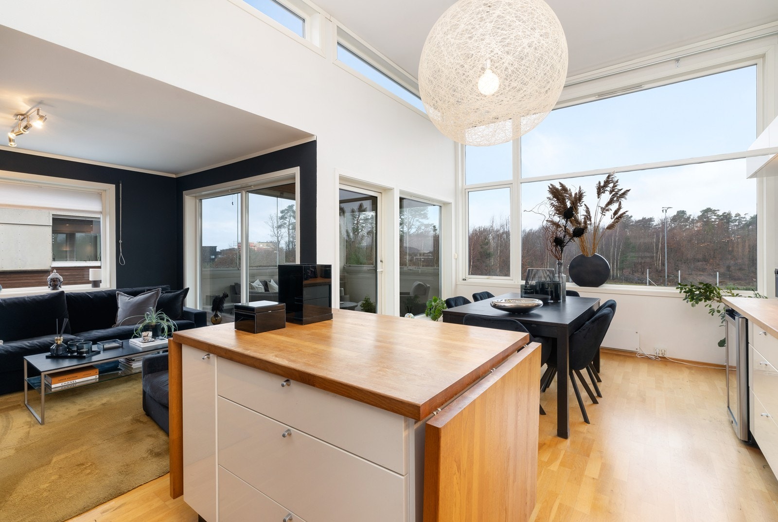 Felleslånene kan innfris om ønskelig. Dersom andel fellesgjeld innfris, vil månedlige felleskostnader utgjøre kr. 3528,- pr. mnd. inkl TV/ internett. Galleribilde