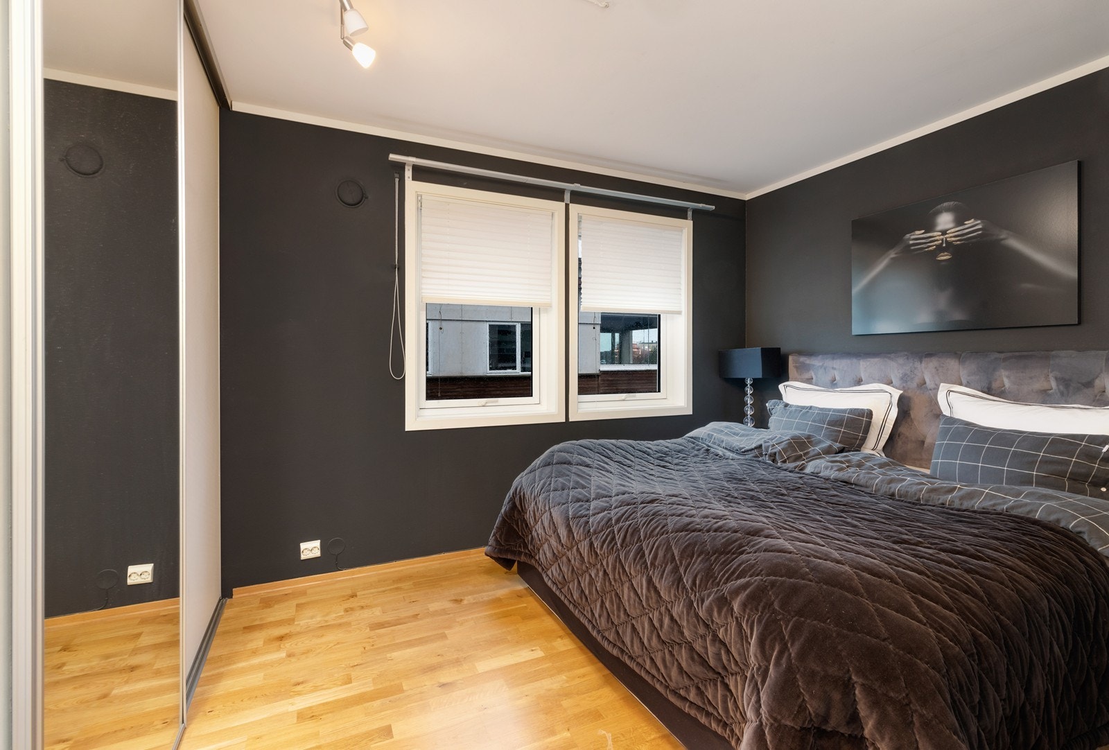 Hovedsoverommet er av god størrelse og har plass til stor seng med tilhørende møblement samt skyvedørsgarderobeskap Galleribilde