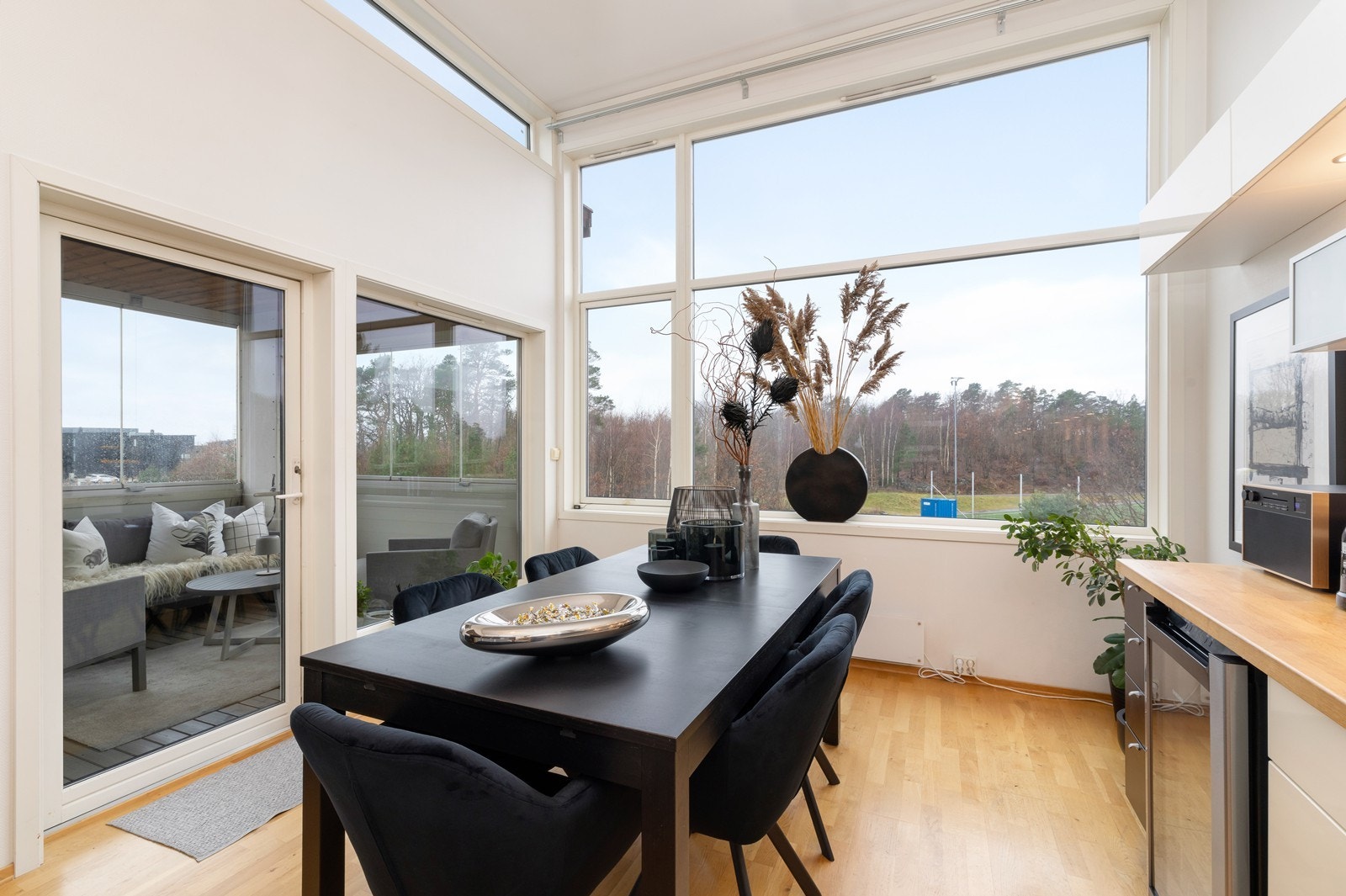 De store vindusflater sørger for rikelig med naturlig lysinnslipp. Deilig takhøyde i rommet. Galleribilde