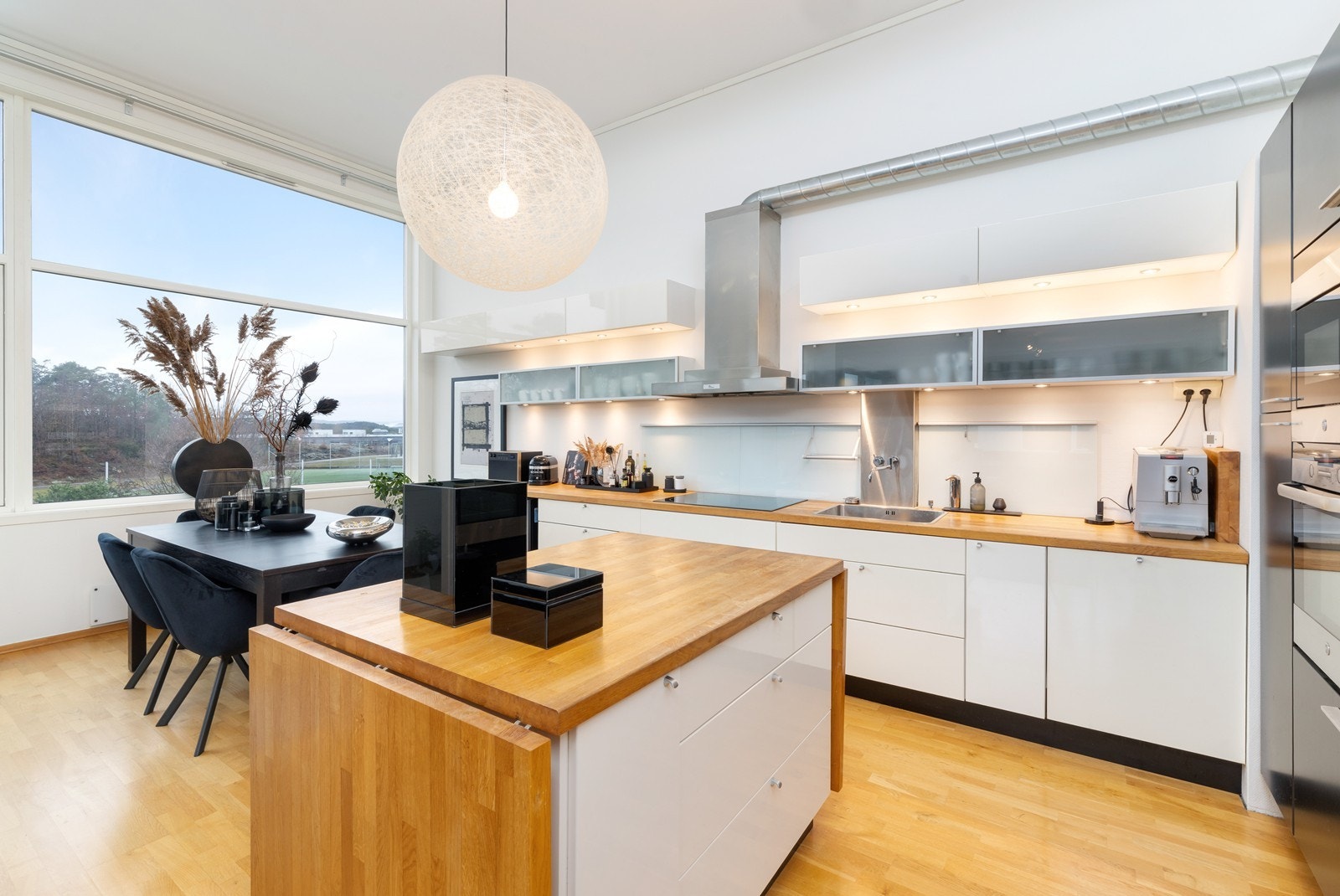 På kjøkkenet er det Strai kjøkkeninnredning og godt med benke- og skapplass. Her er det stekeovn, platetopp, micro, oppvaskmaskin, vinskap og kjøleskap Galleribilde