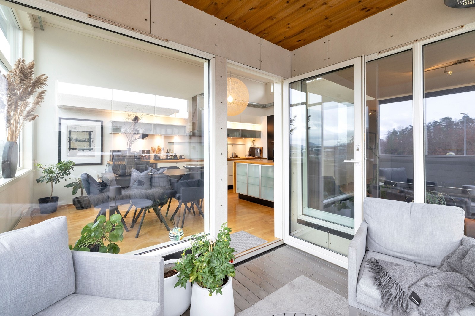 Fra kjøkkenet er det utgang til en praktisk, innglasset balkong Galleribilde